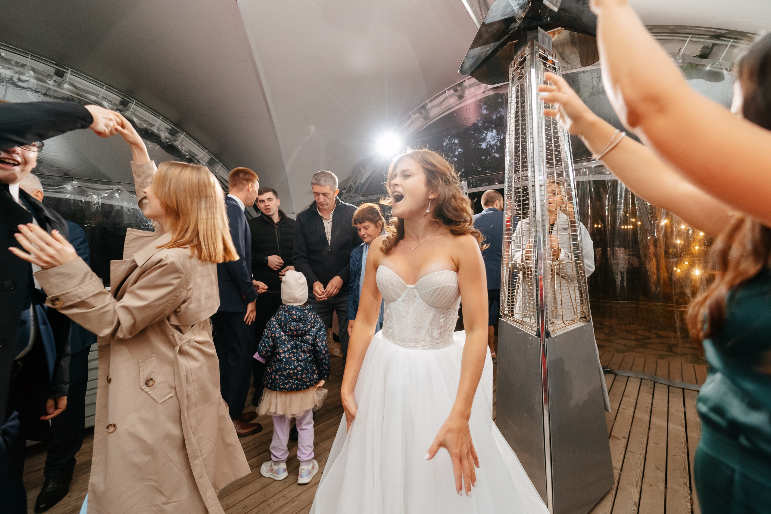 Свадебная фотосессия в Санкт-Петербурге осенью. Семейный и свадебный фотограф в Санкт-Петербурге и Москве