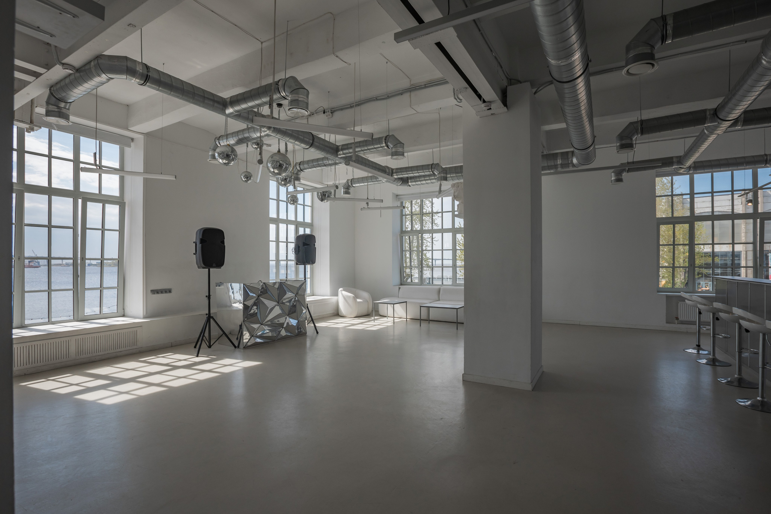 Mr. White (лето). Аренда лофта в СПб для мероприятий