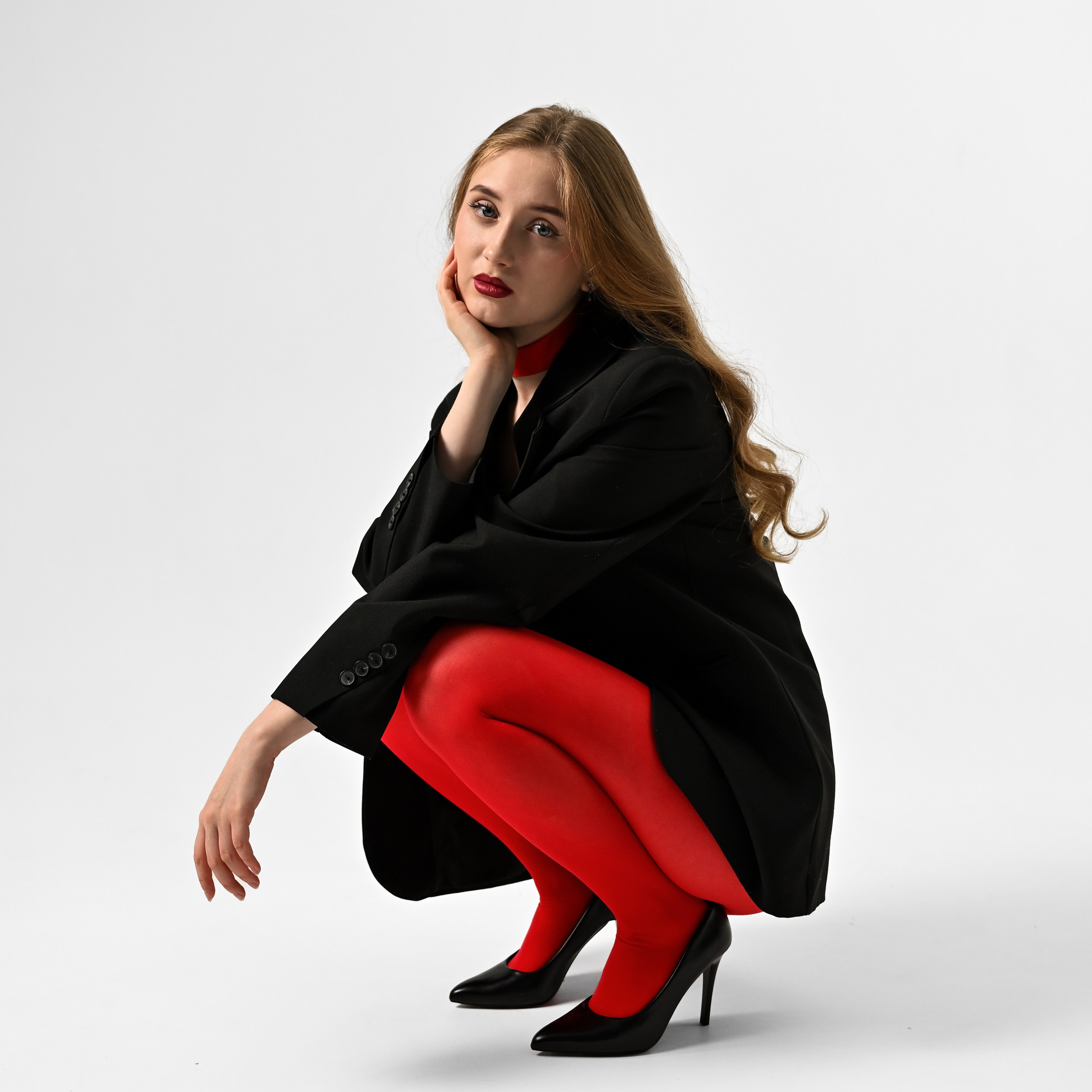Минималистичная студийная фотосессия в красном образе