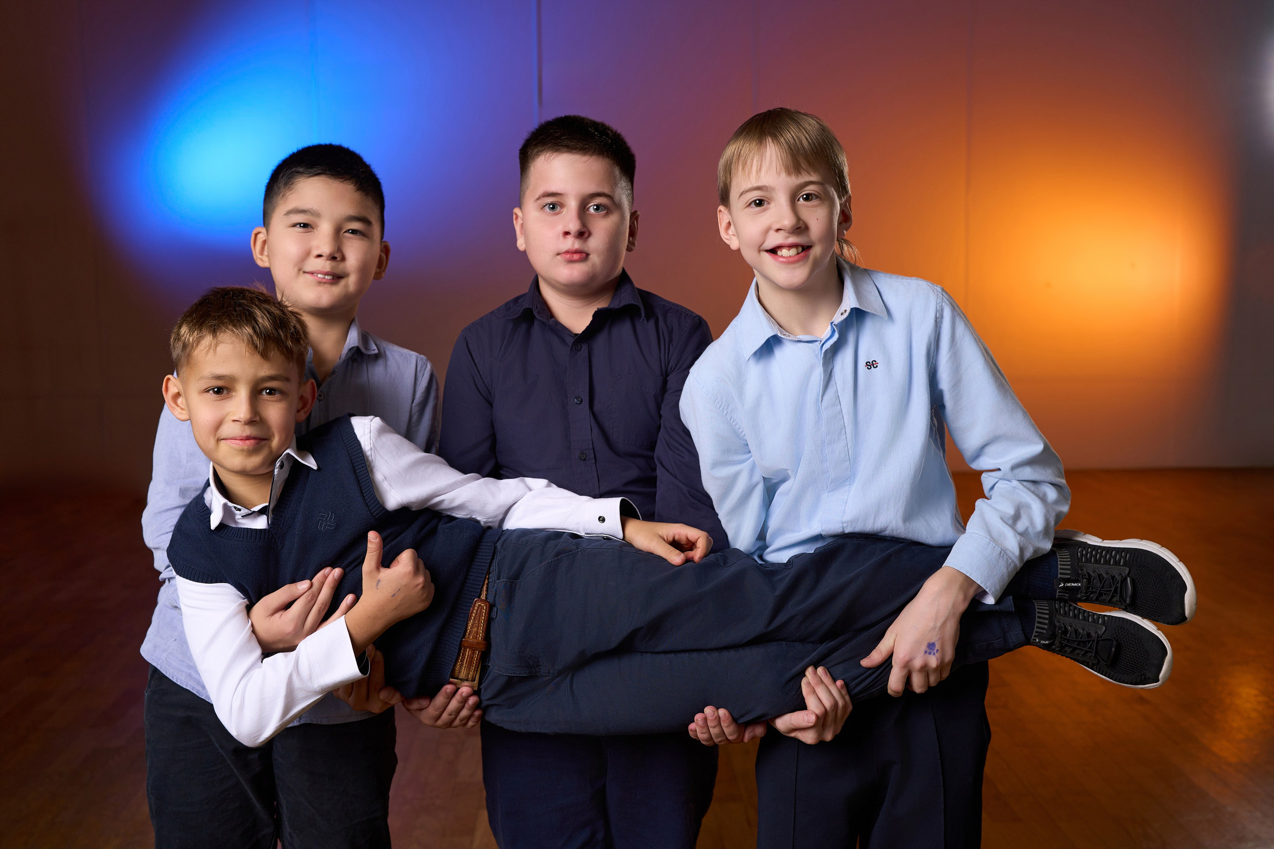 группа из четырёх детей начальная школа радостные эмоции в классе