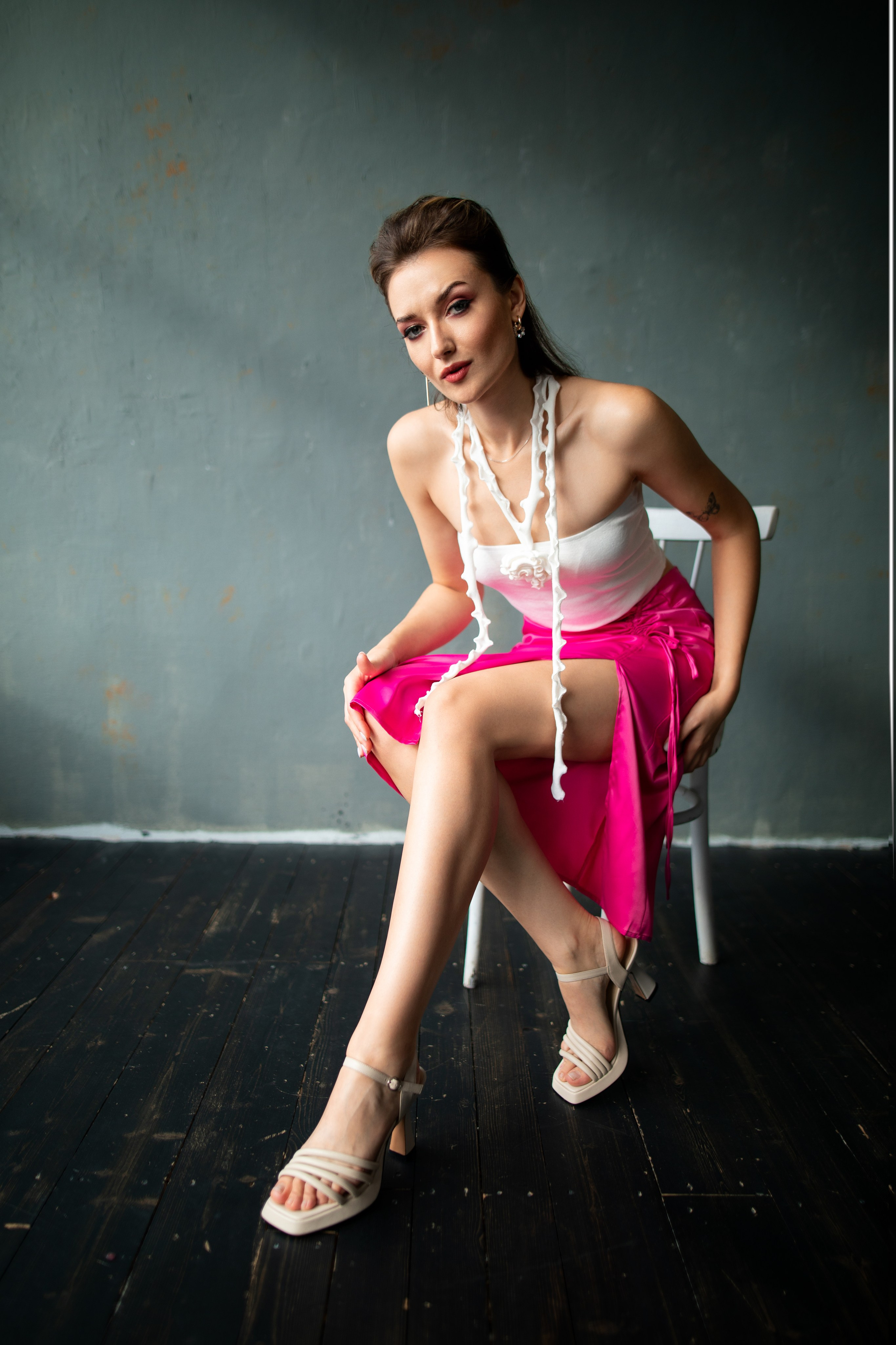 Студийный фотосет с Анастасией в минимальном интерьере в формате для «себя»