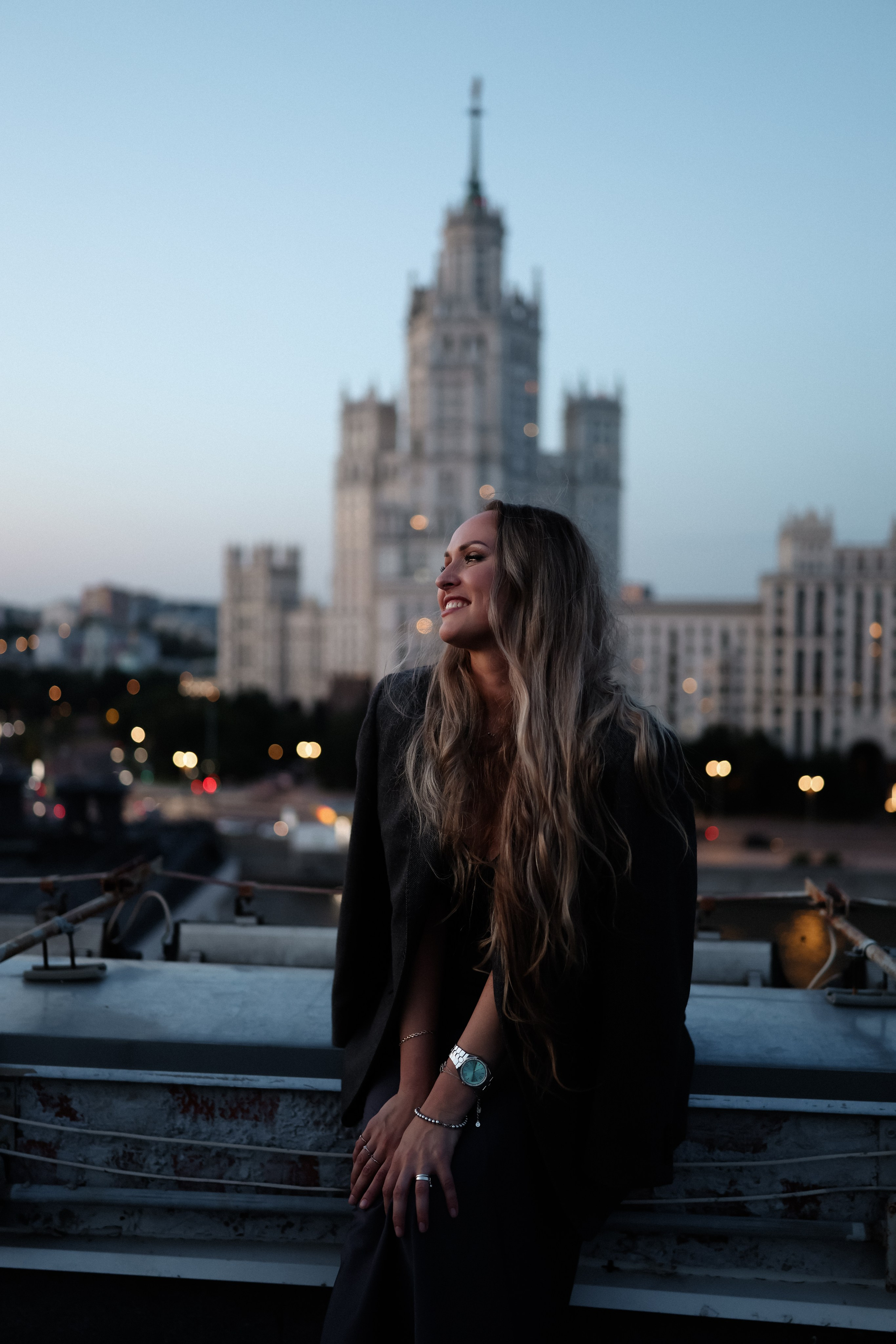 На крыше города с видом на Котельническую набережную. Свадебный фотограф в Москве Людмила Яковлева