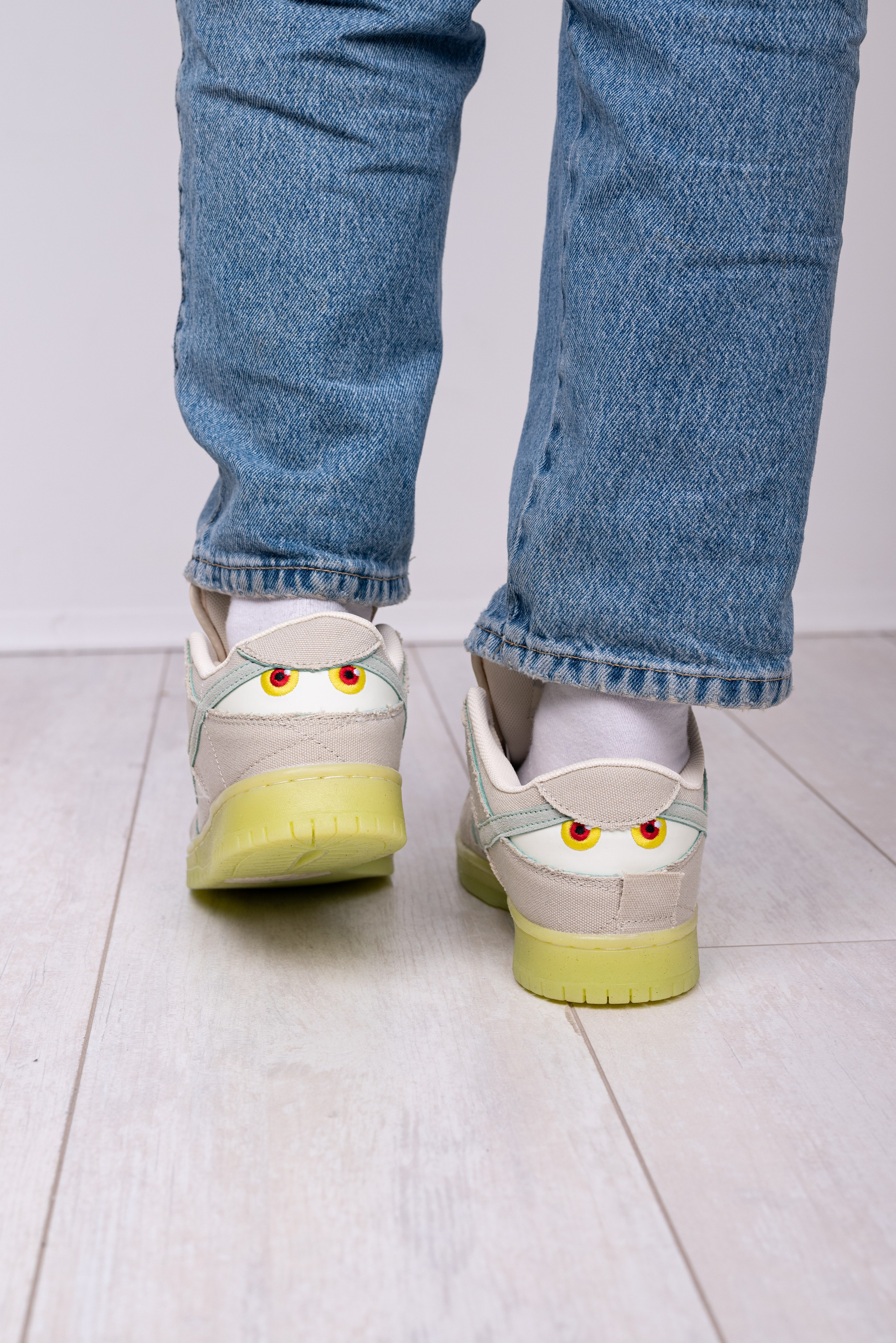 Кроссовки в студии. Предметный фотограф, фото для маркетплейсов Пятигорск, КМВ