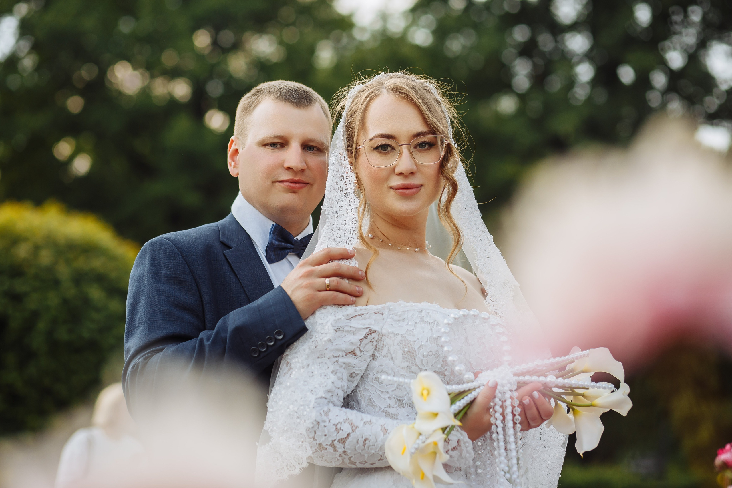 Свадебное фото - жених и невеста крупным планом на прогулке в парке Кусково