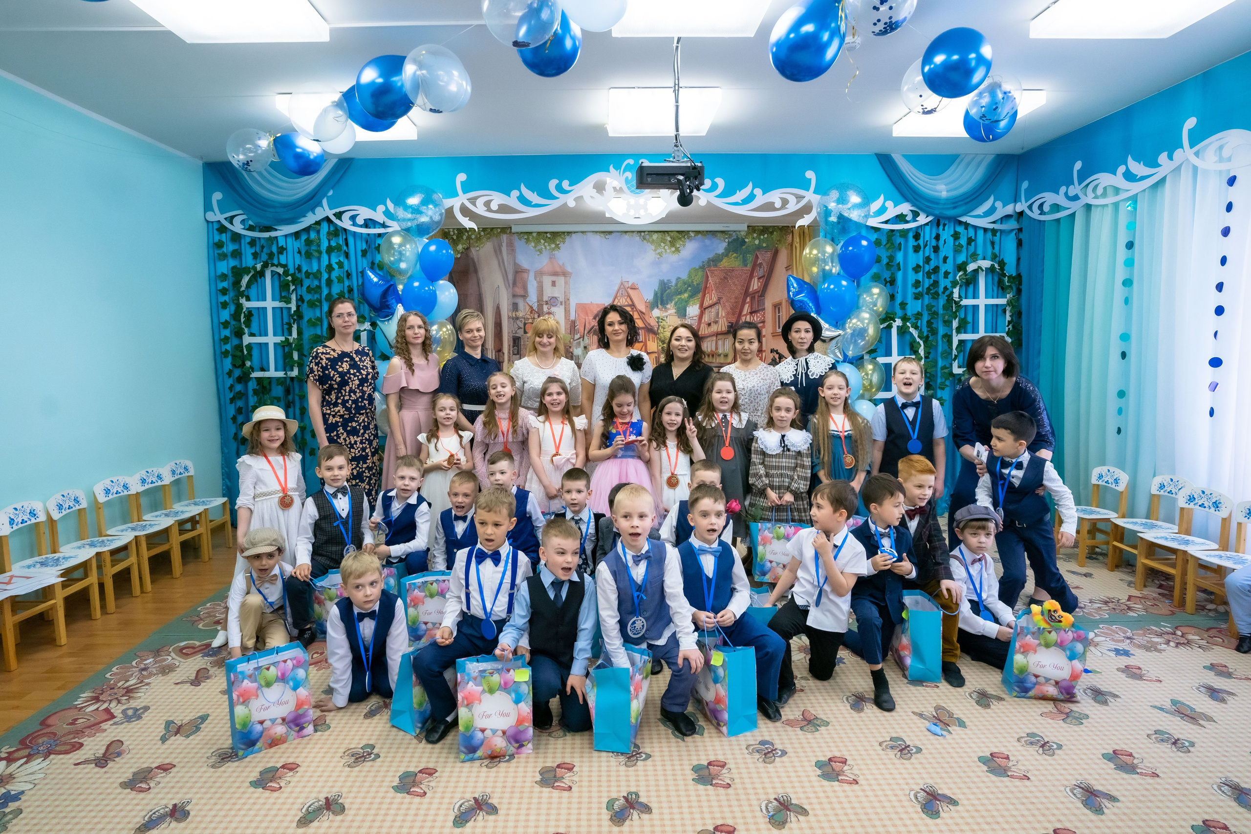 Фотограф на выпускной в детский сад и сразу видеооператор снимает торжественную часть выпускного бала и записывает интервью с выпускниками