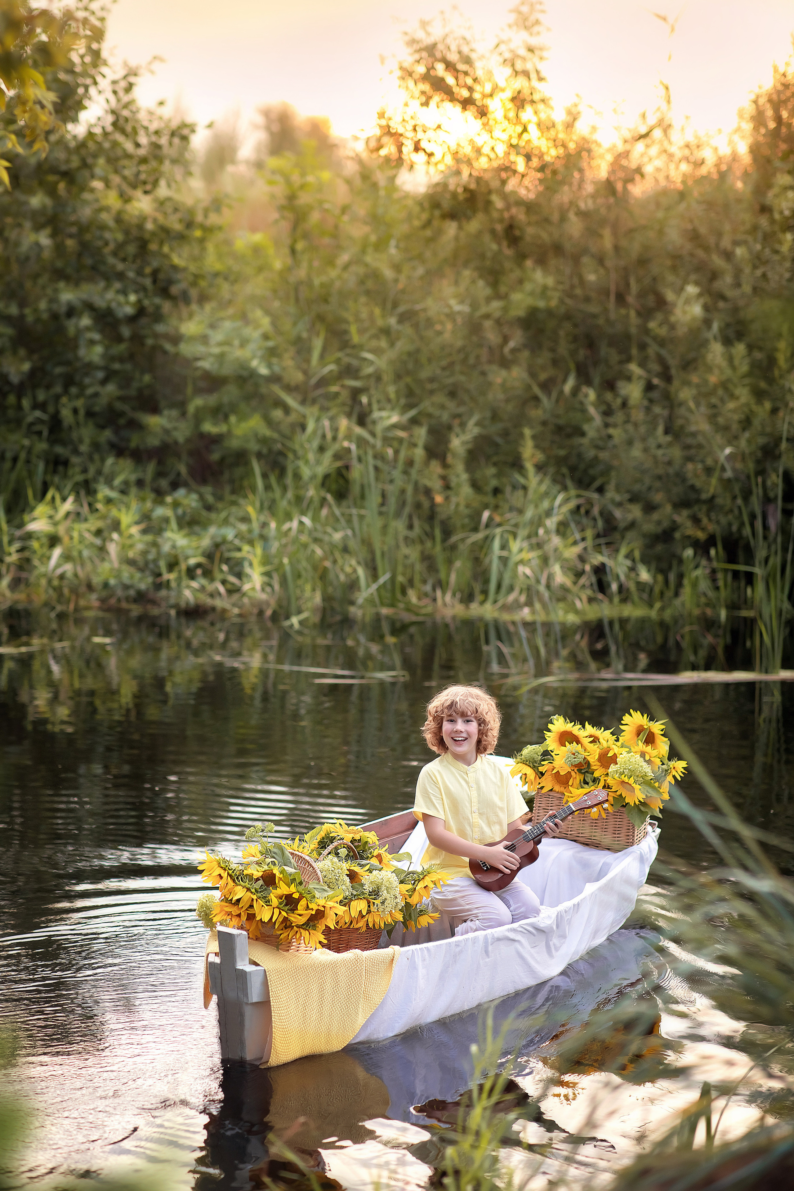 Витюша лодка с подсолнухами. Фотограф на крещение и венчание