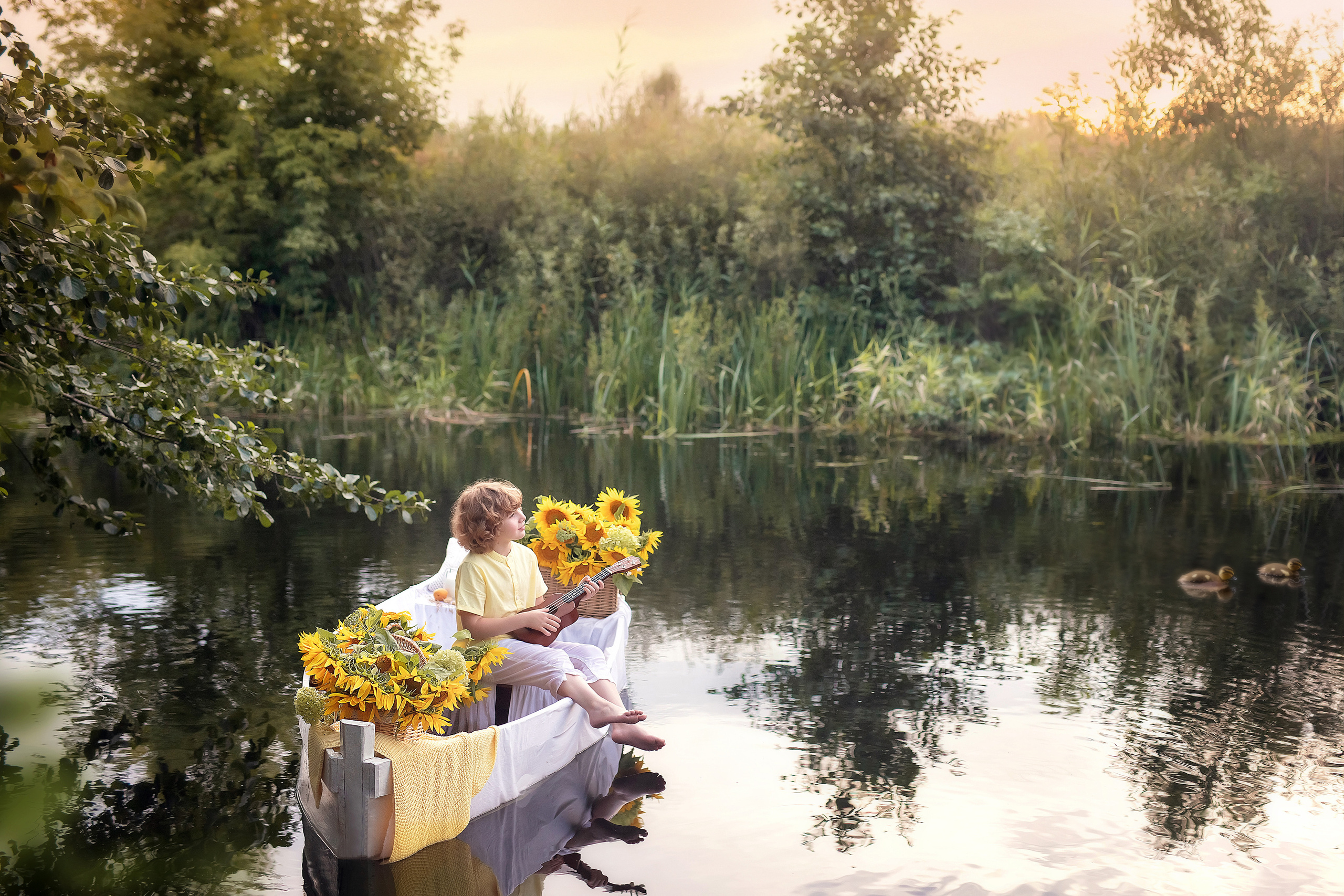 Витюша лодка с подсолнухами. Фотограф на крещение и венчание