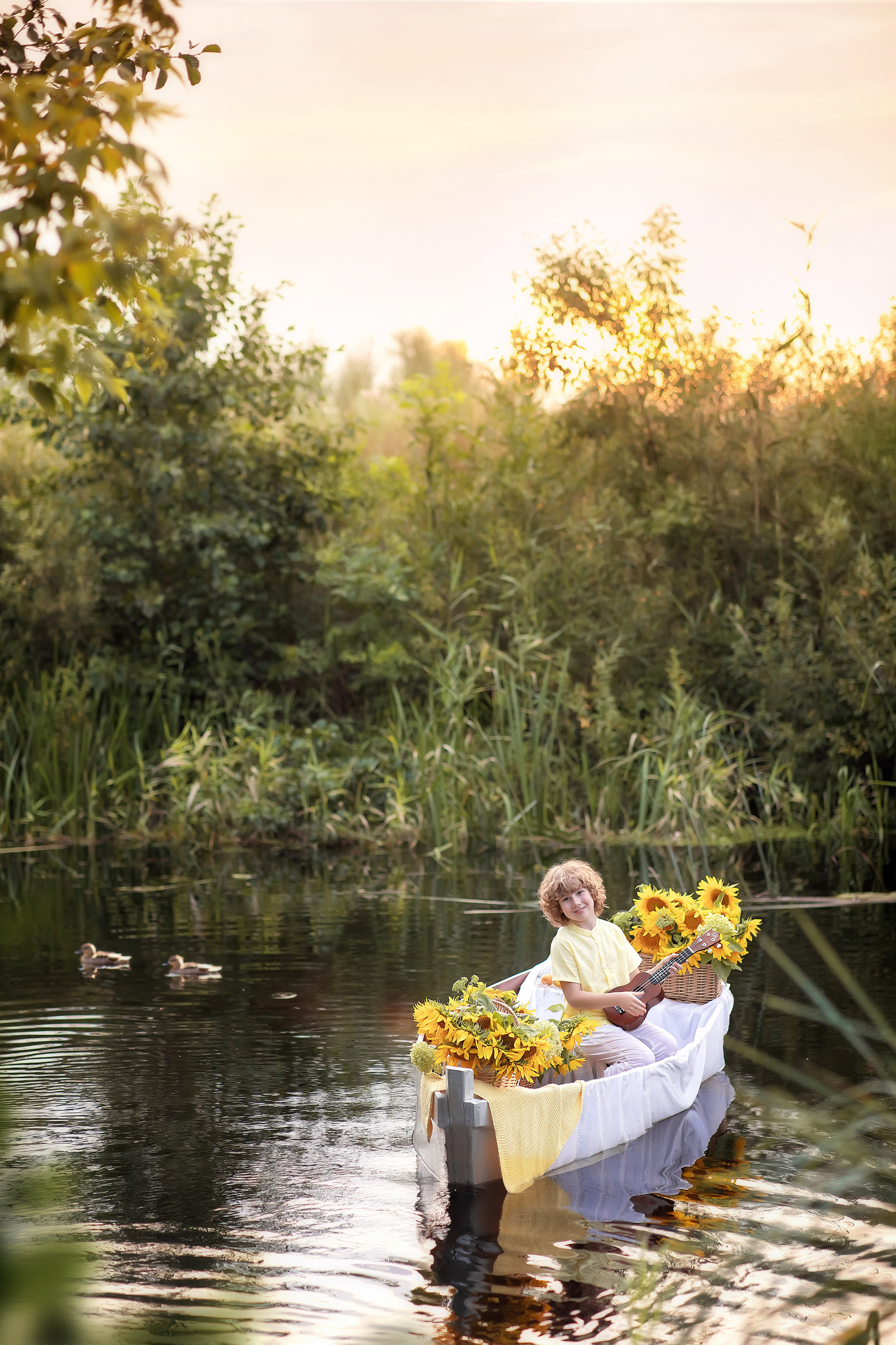 Витюша лодка с подсолнухами. Фотограф на крещение и венчание