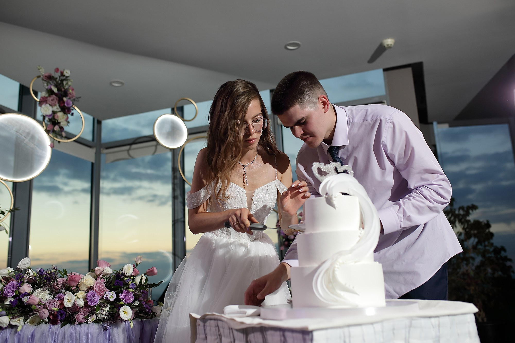 молодожены режут торт