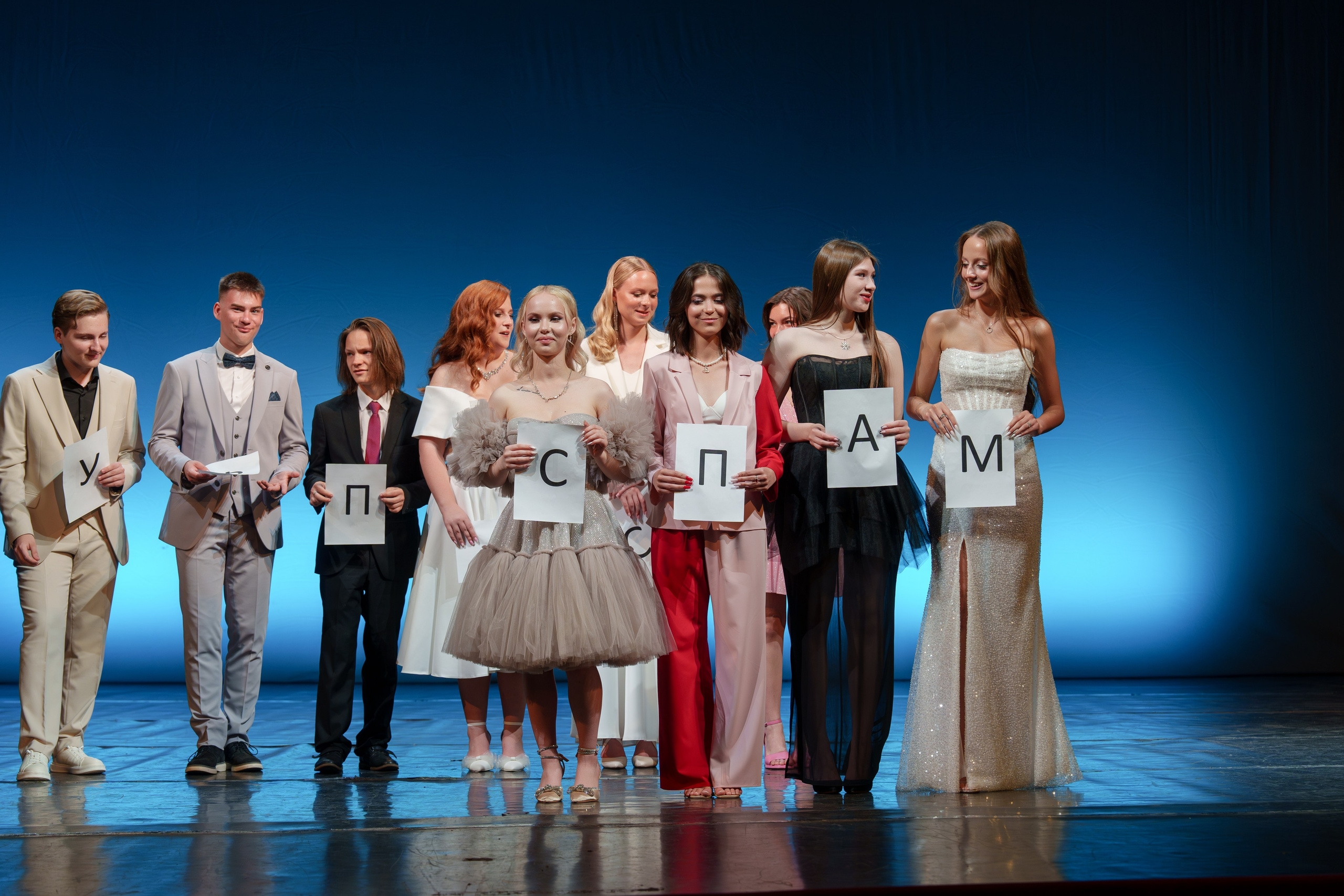 Выпускной Гимназия 7. Свадебный и репортажный фотограф Элина Козырьянова