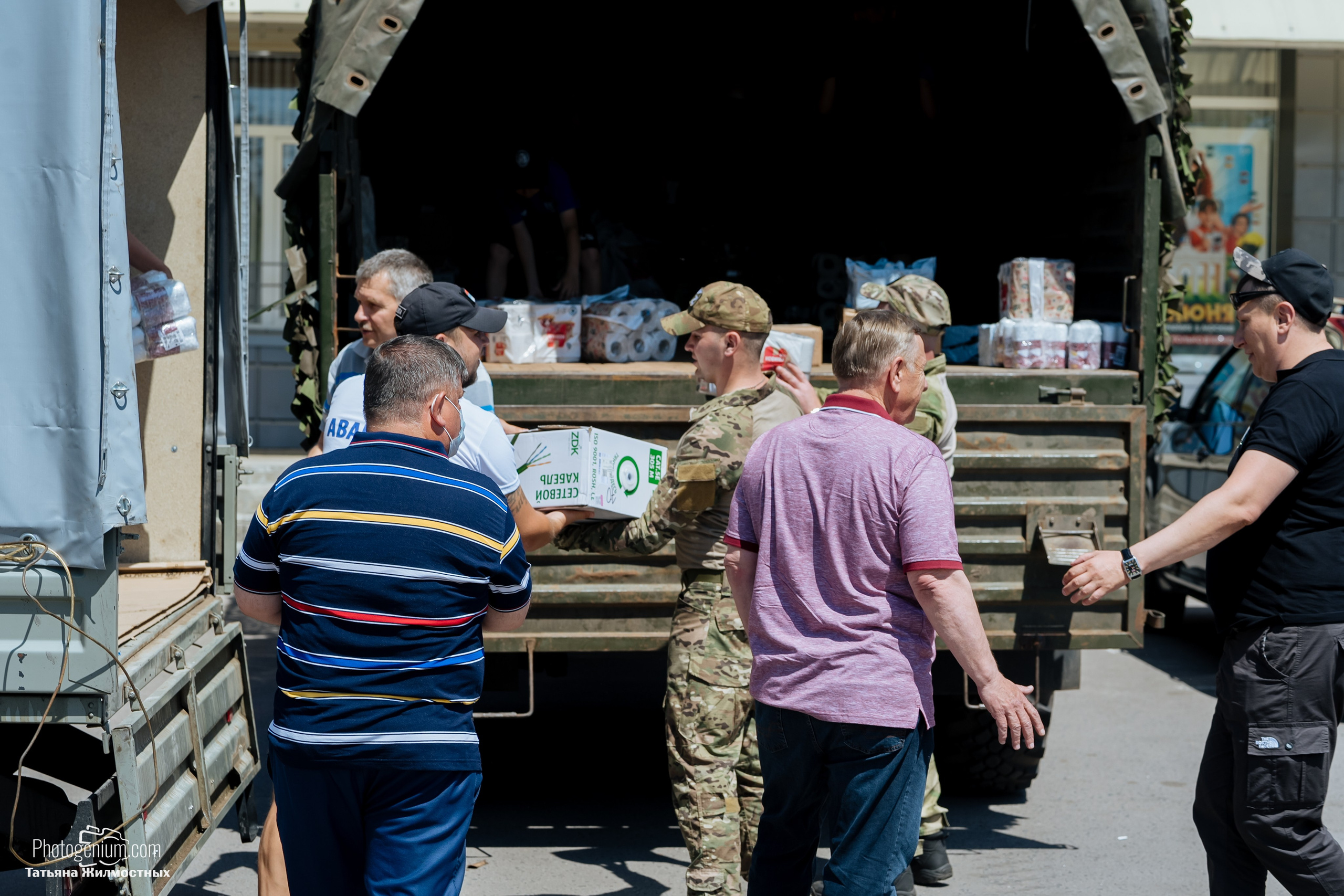8 июня «Патриоты из Курска» сбор гуманитарной помощи у кинотеатра «Родина». Фотограф Нижний Новгород Татьяна Кейод