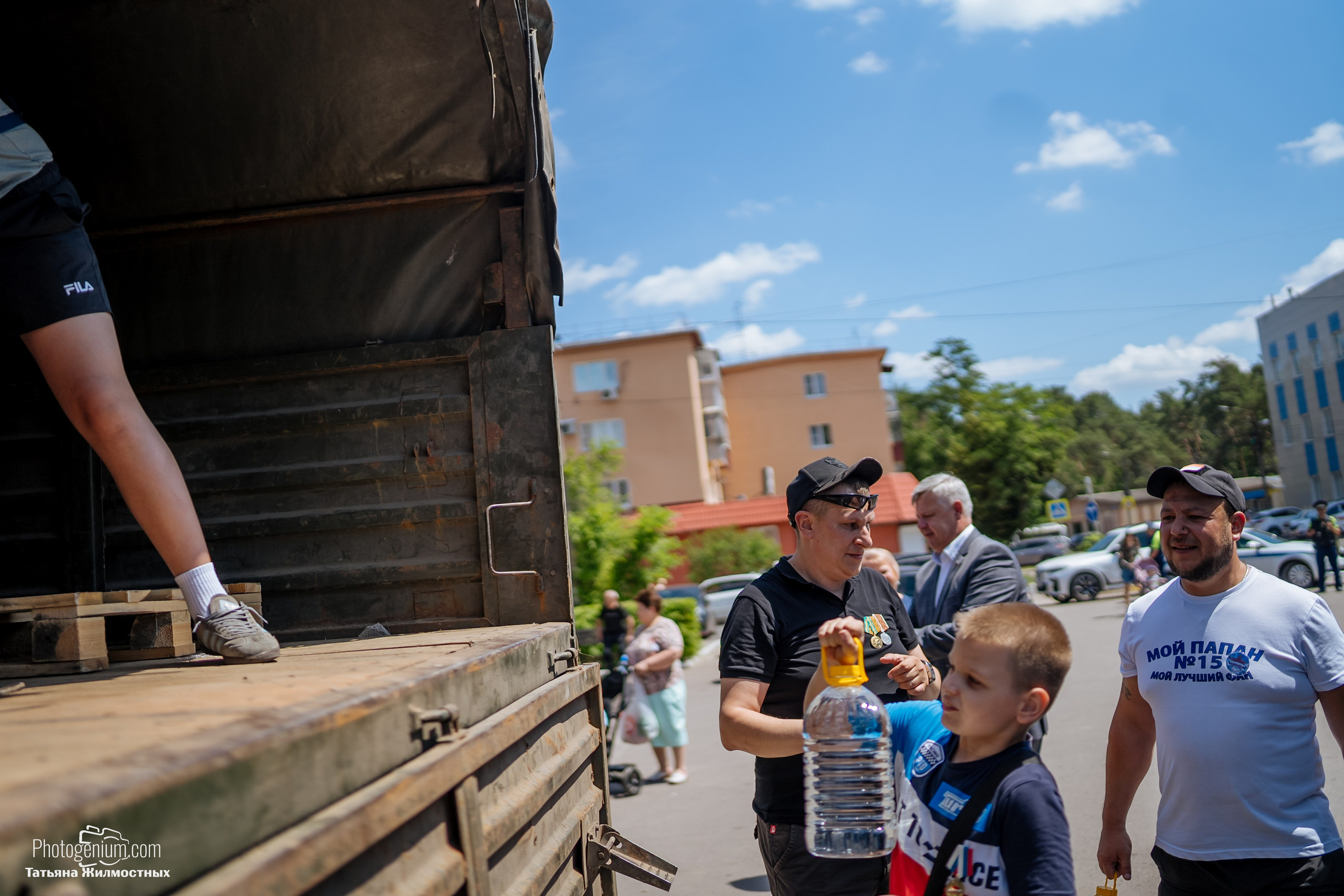 8 июня «Патриоты из Курска» сбор гуманитарной помощи у кинотеатра «Родина». Фотограф Нижний Новгород Татьяна Кейод
