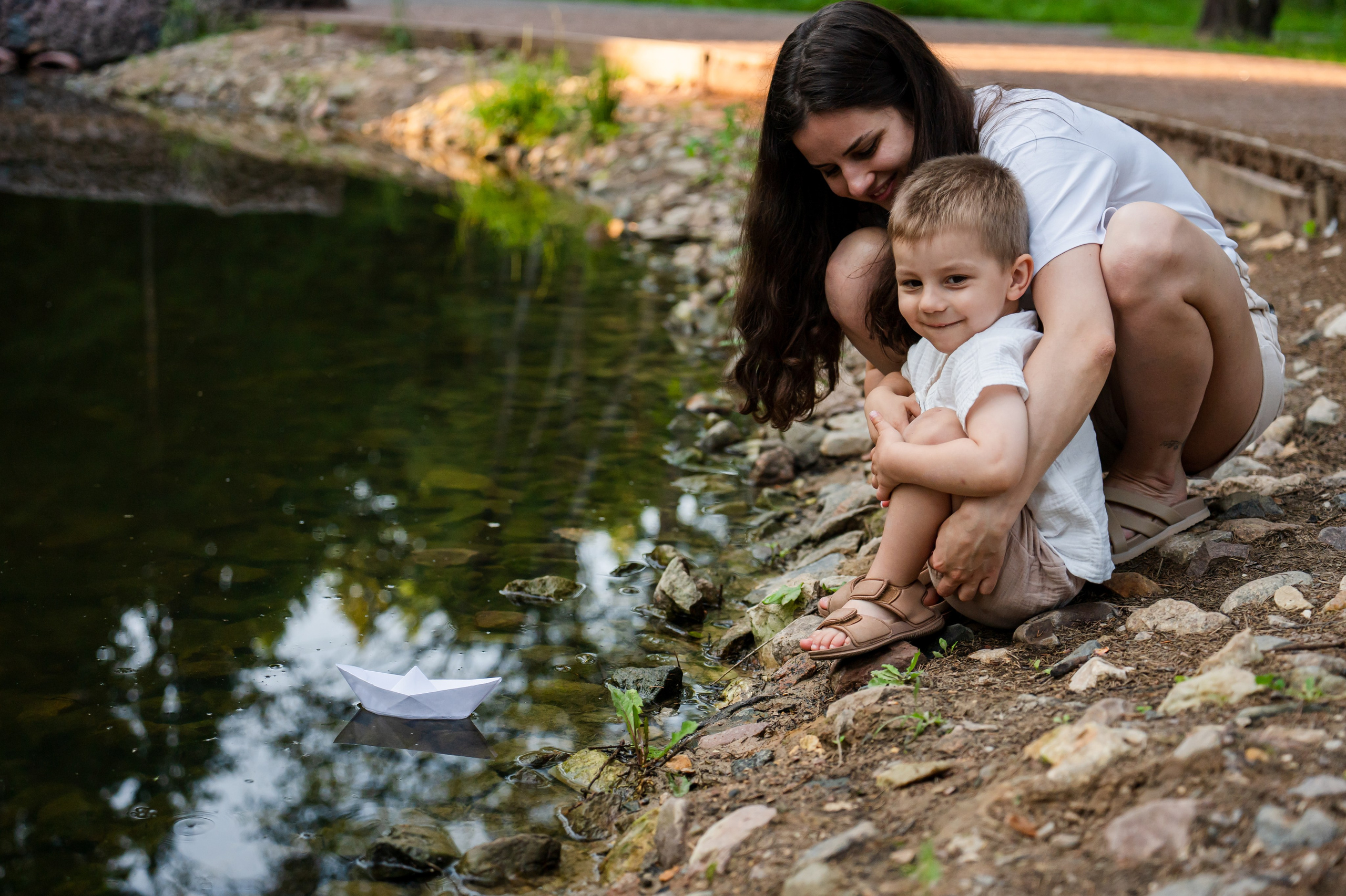 фотосессия ребенка и мамы в парке. теплая атмосферная фотосессия летом в парке. фотограф Людмила Строкова