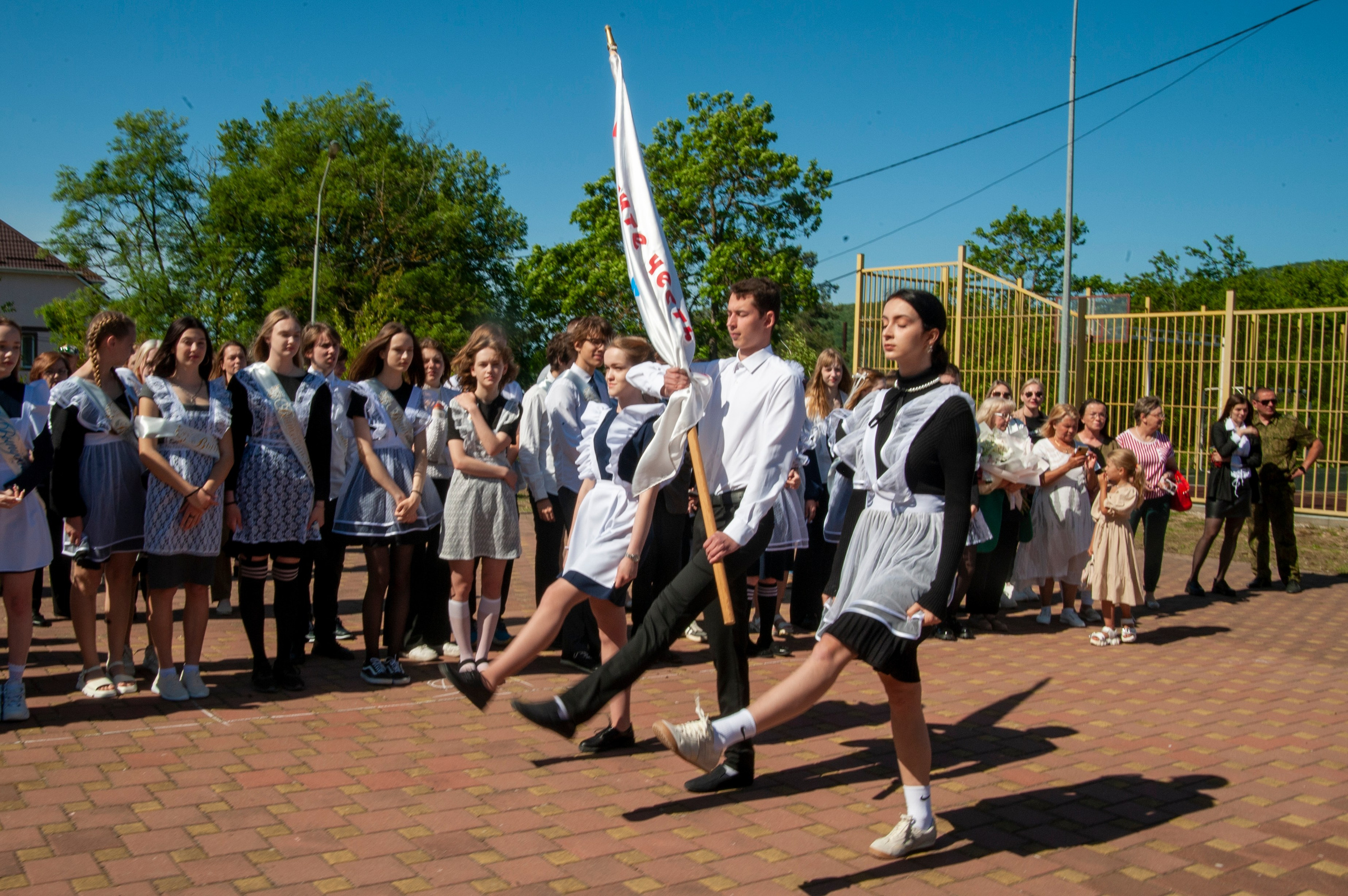 Последний Звонок МАОУ СОШ № 17 им. Эдуарда Есаяна — Архипо-Осиповка. Свадебный и семейный фотограф Денис Лукьянов в Краснодаре, Краснодарском крае и Республике Крым