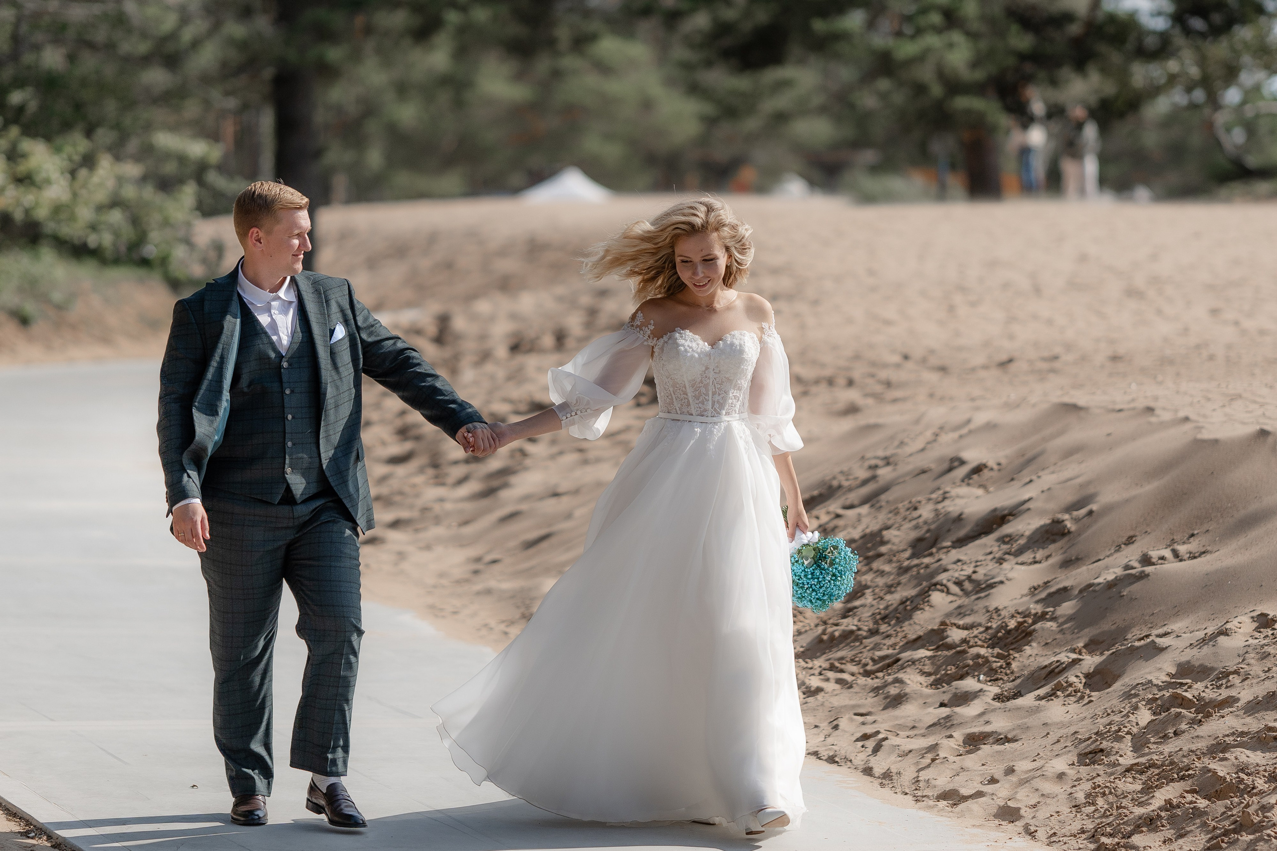 жених и невеста держаться за руку на берегу финского залива курортном районе в сестрорецке