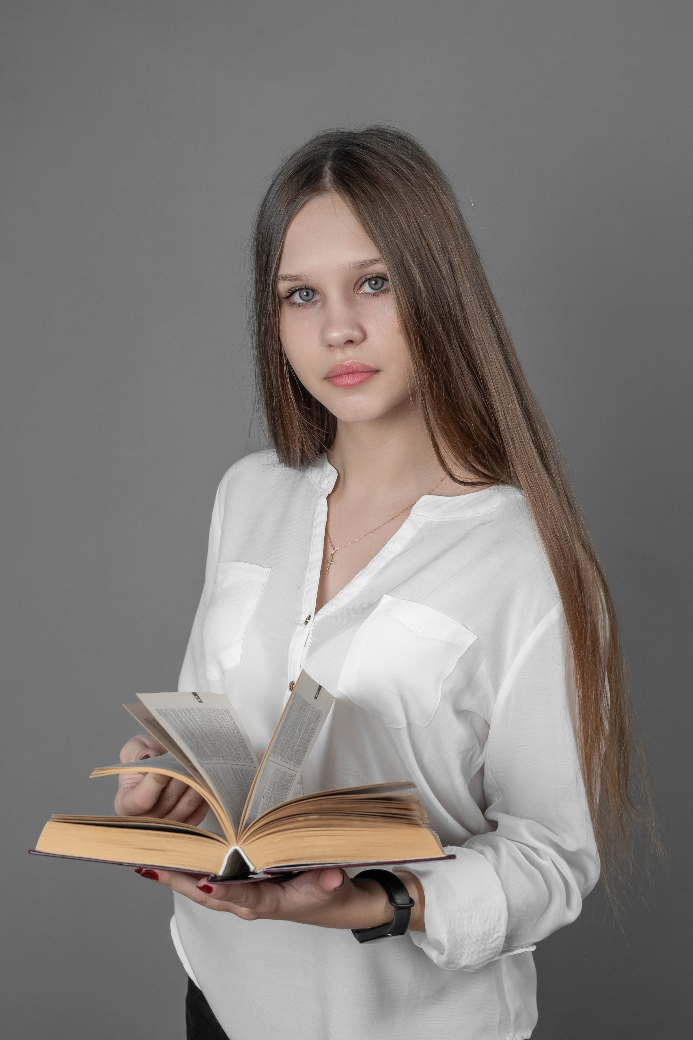 Портреты на сером  фоне. Ольга Плаксина фотограф в Саратове