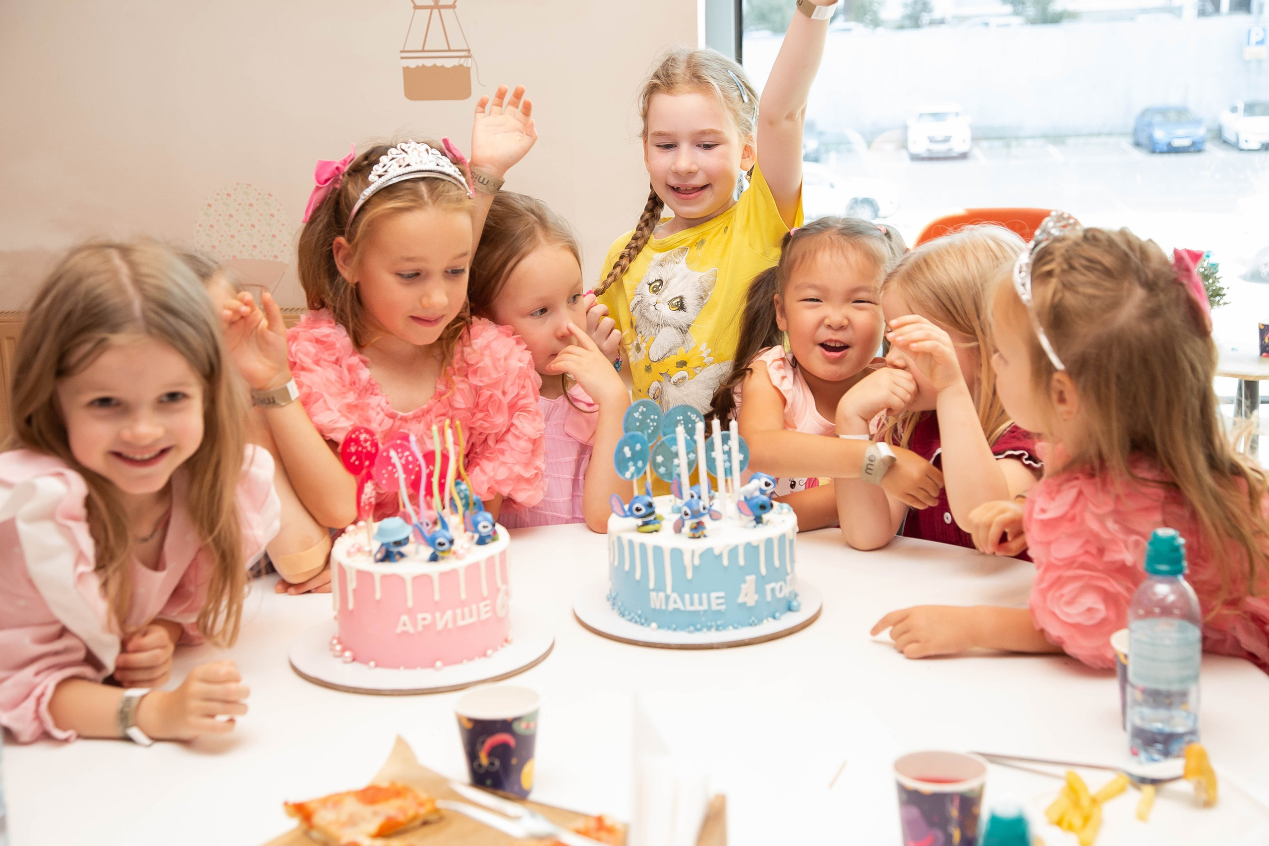Репортажная съемка дня рождения сестер — живые эмоции праздника в Москве. Фотограф Анна Татаурова | Авторская фотосъемка в Москве