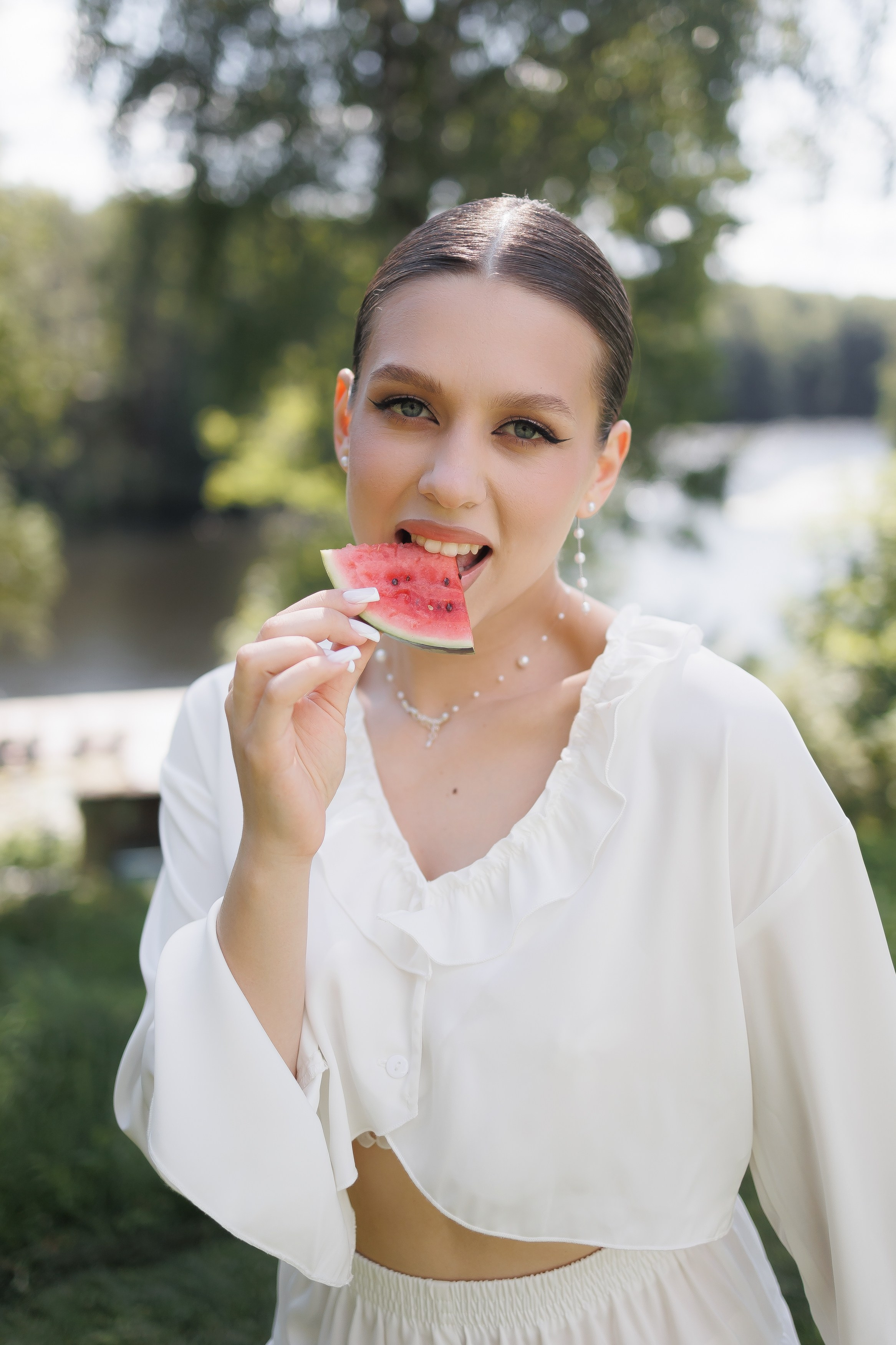 Невеста ест арбуз и улыбается