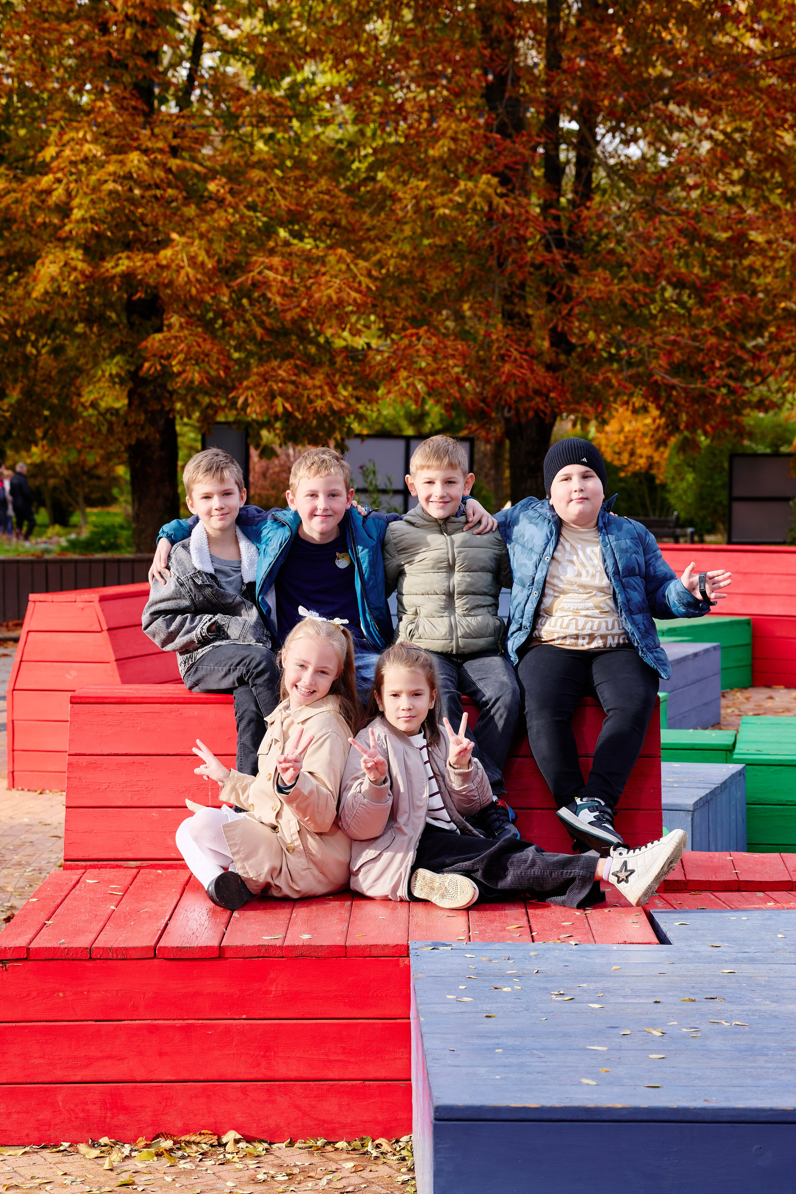 Прогулка в парке классом. Фотограф Выпускные альбомы Таганрог Сергей Коробченко