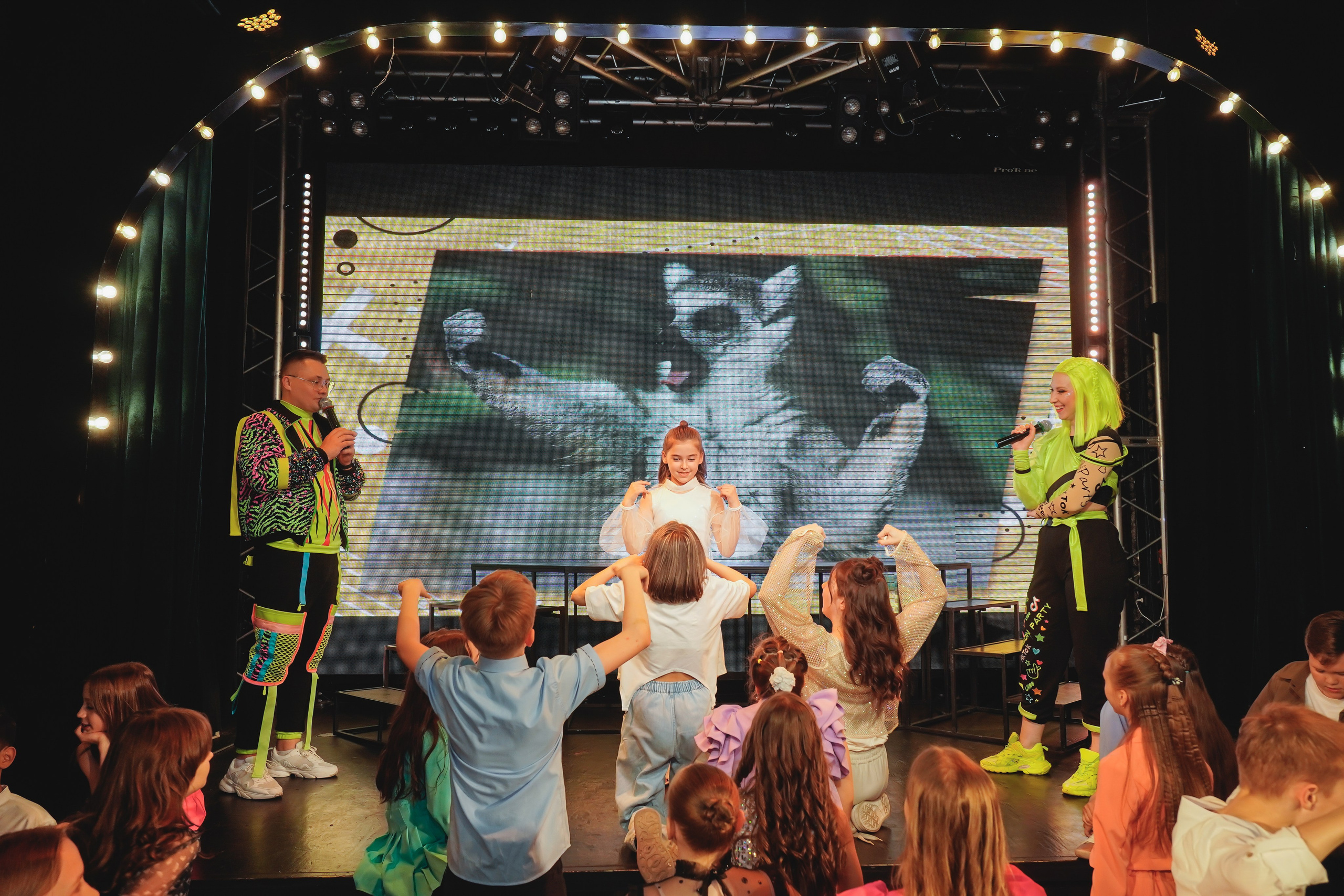 Выпускной. Занимаюсь профессиональной фотографией и живу рядом с Байкалом. Работаю в разных жанрах