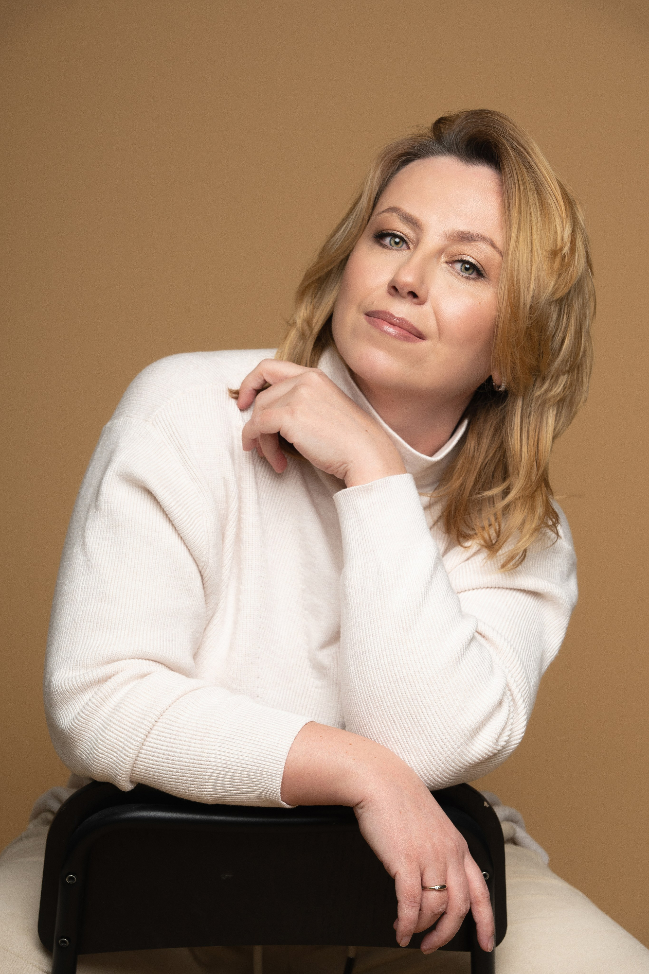 Фотоконтент, женский портрет. Занимаюсь профессиональной фотографией и живу рядом с Байкалом. Работаю в разных жанрах