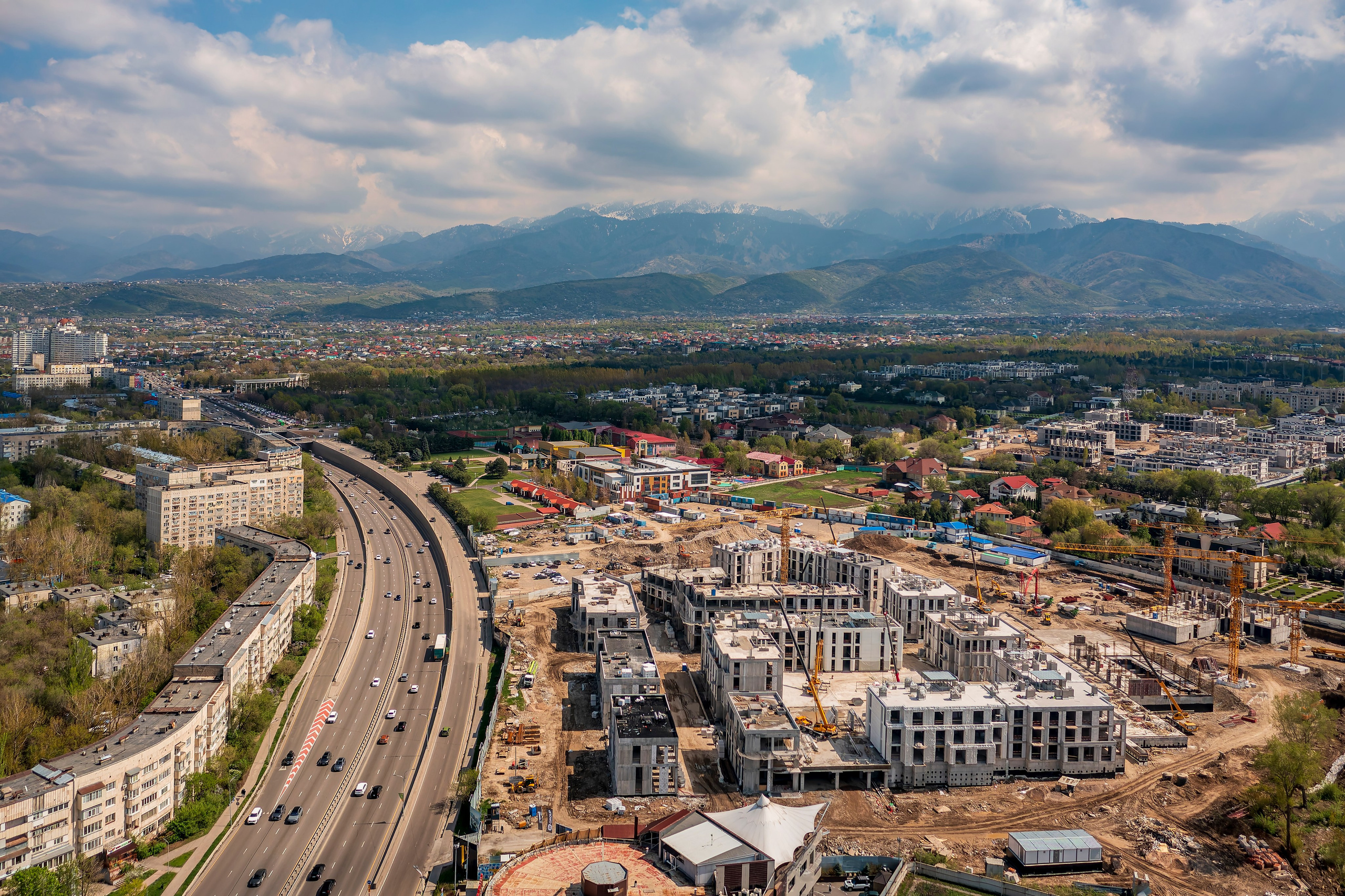 Алматы, ЖК 1st от Bi Group — аэросъёмка на фоне гор, апрель 2026. Интерьерный фотограф Алматы
