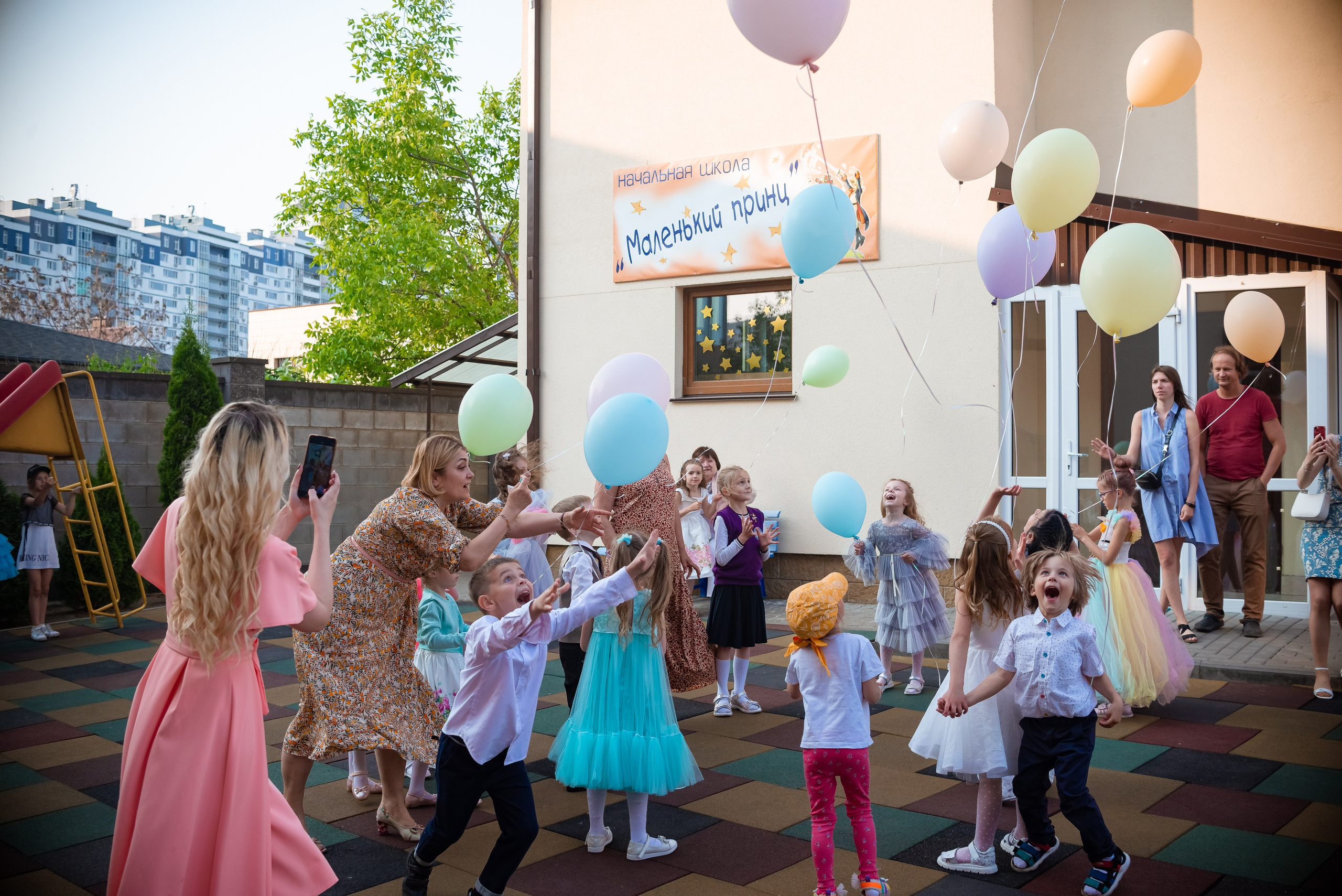 Выпускной утренник 2023. Семейный фотограф на выписку из роддома и крещение Минск Настя Гришук