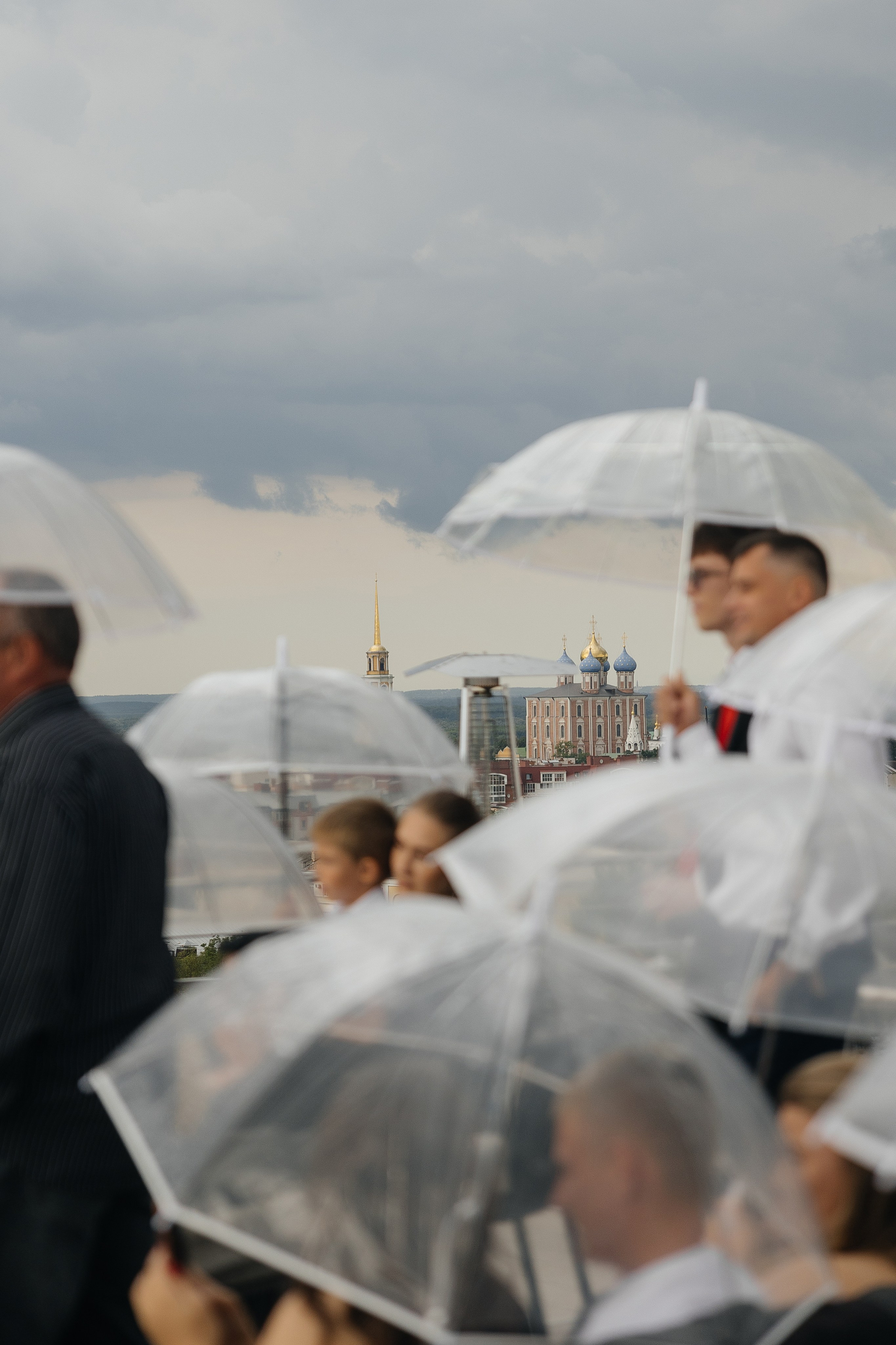 Rain falls down. Главная