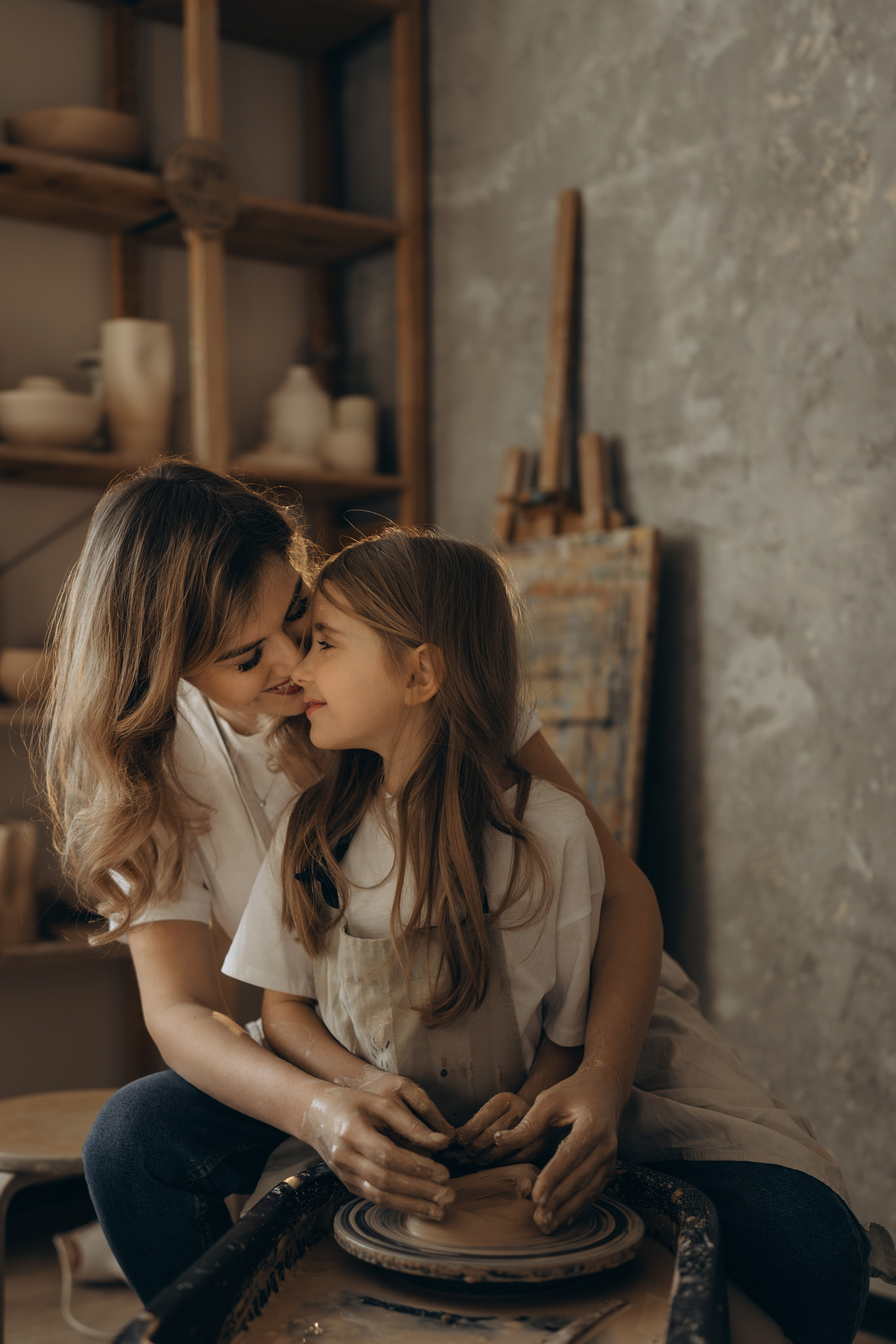 В гончарной мастерской. Семейный фотограф Москва. Фотограф беременности и материнства Москва