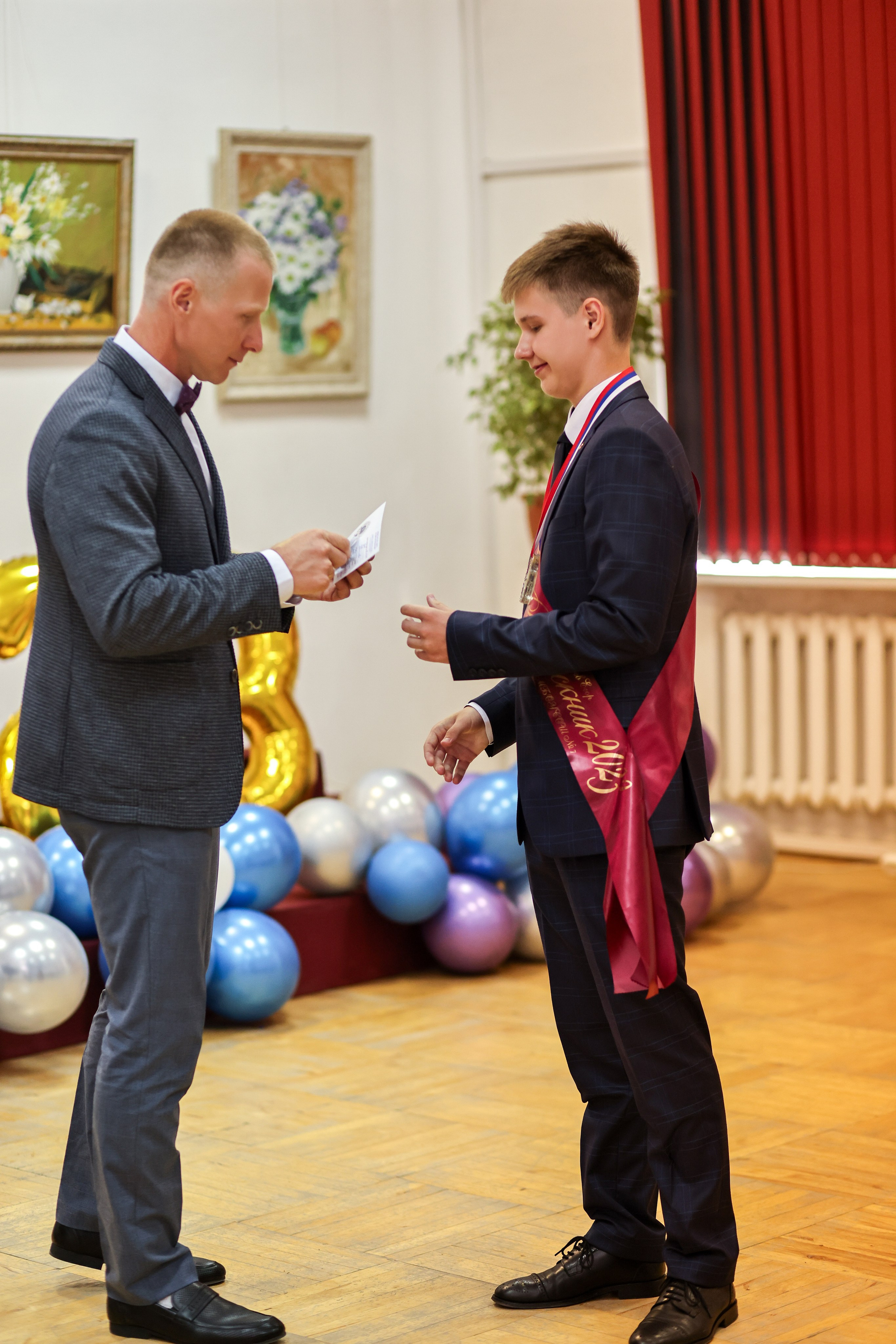 Вручение аттестатов. Школа № 7, выпускники 11 класса 2023 г. Студия выпускных альбомов Остров