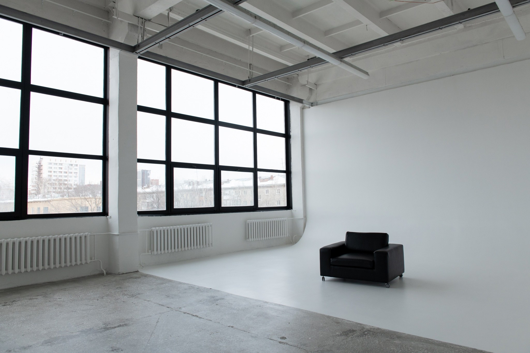 Светлая фотостудия с большими окнами. Фотограф Анастасия Малашенко, Новосибирск