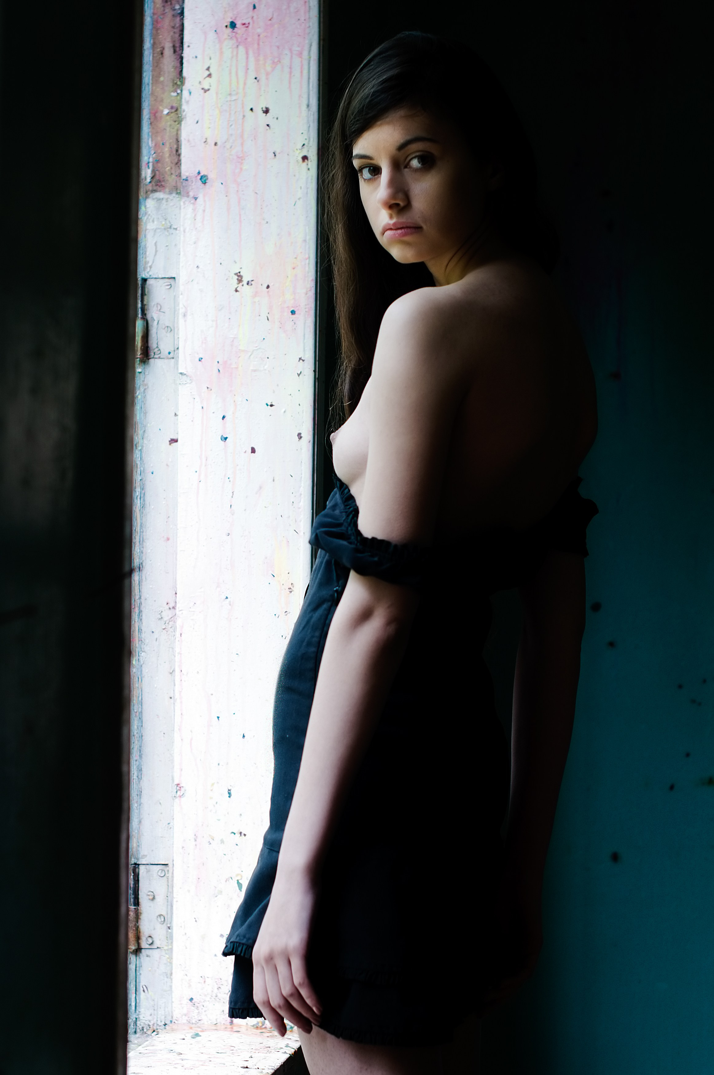 Обнаженная модель, Съемка в заброшенном коттедже, Красивая, арт, сзади, на заднем плане, красота, голубая, яркая, брюнетка, ягодицы, цвет, день, пустынно, мода, девушка, изящество, грациозная, в помещении, интерьер, слева, ноги, свет, модель, голая, обнаженная, старая, портрет, позирование, руины, соблазнительный, чувственность, сексуальный, стройный, бирюзовый, стена, окно, женщина, молодой