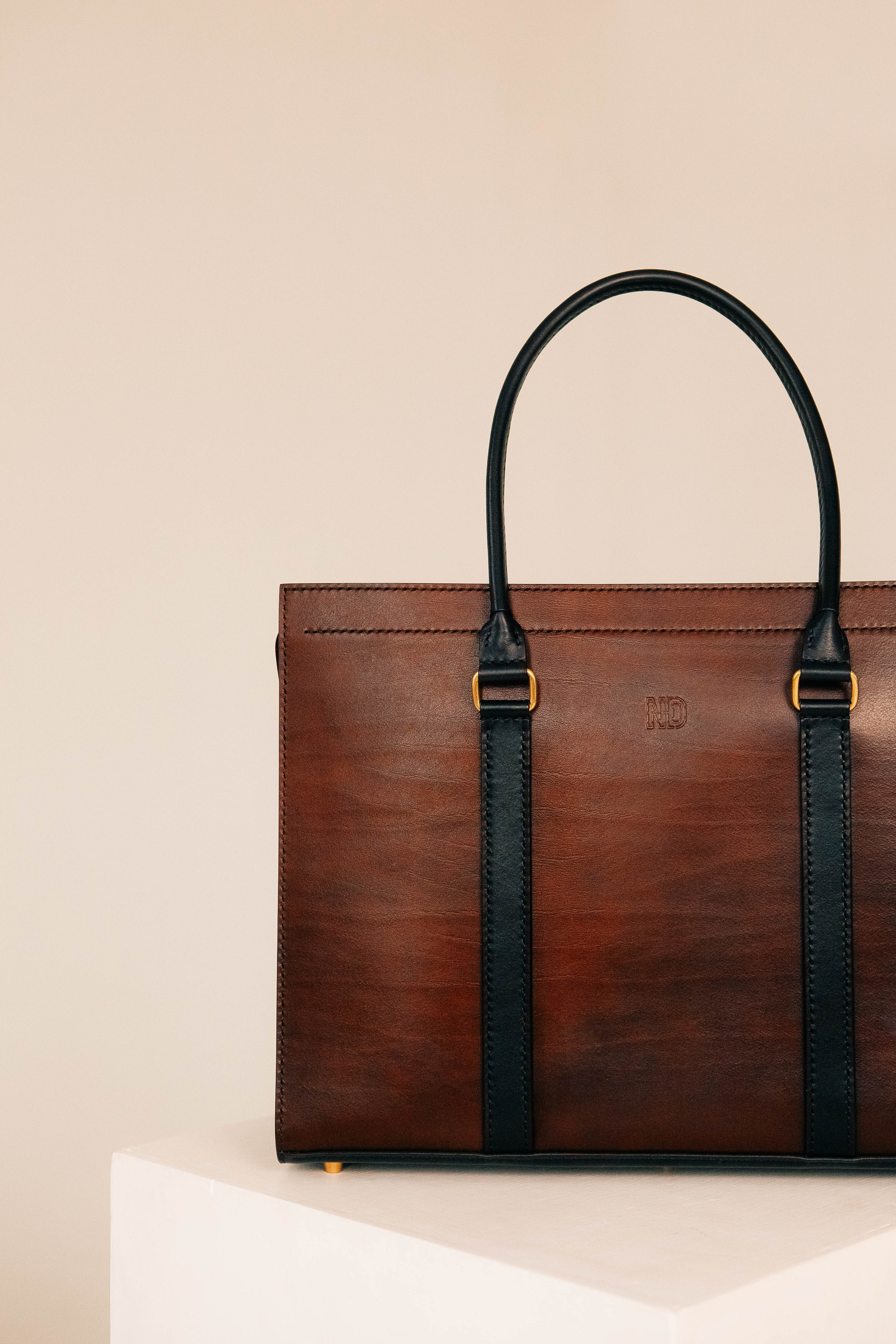 Анна Гречаная и изделие Дана Настаса 💼. Фотограф Ольга Крукле