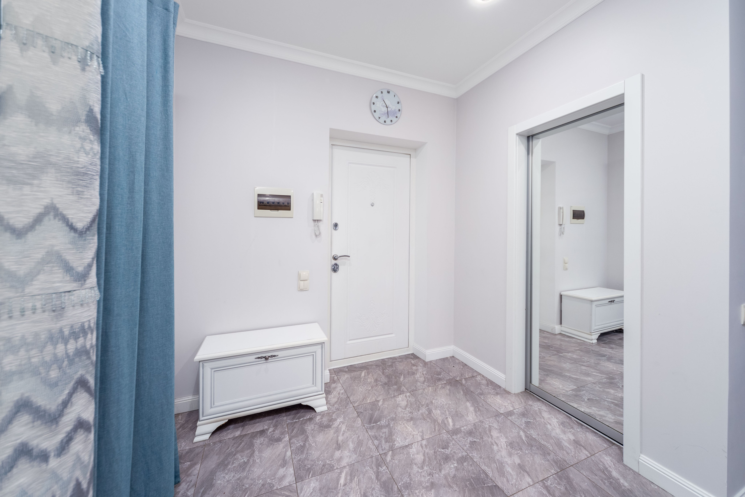 Зона входной двери в прихожей трехкомнатной квартиры