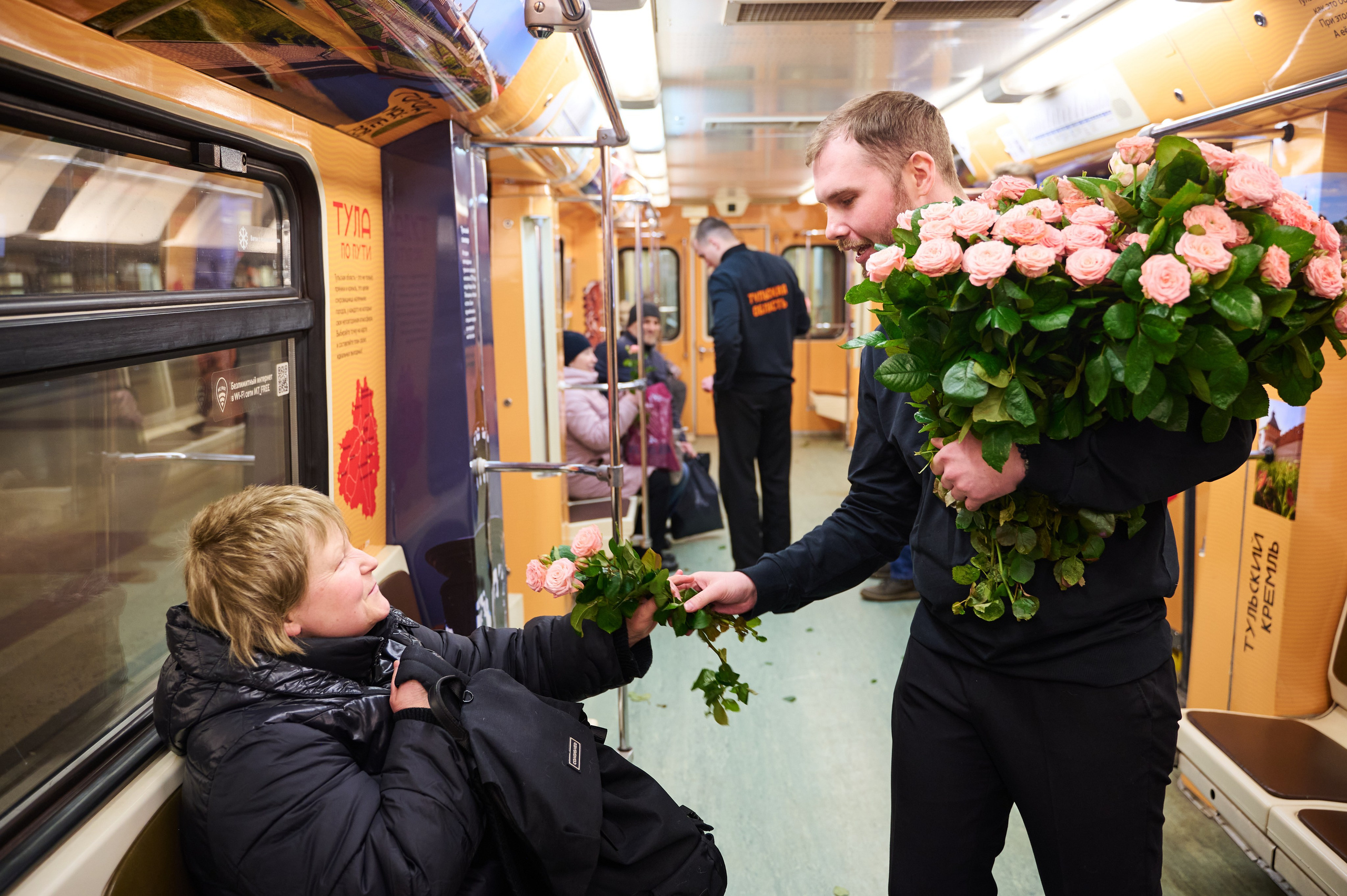 Раздача цветов в метро. Белова Полина — фотограф в Туле