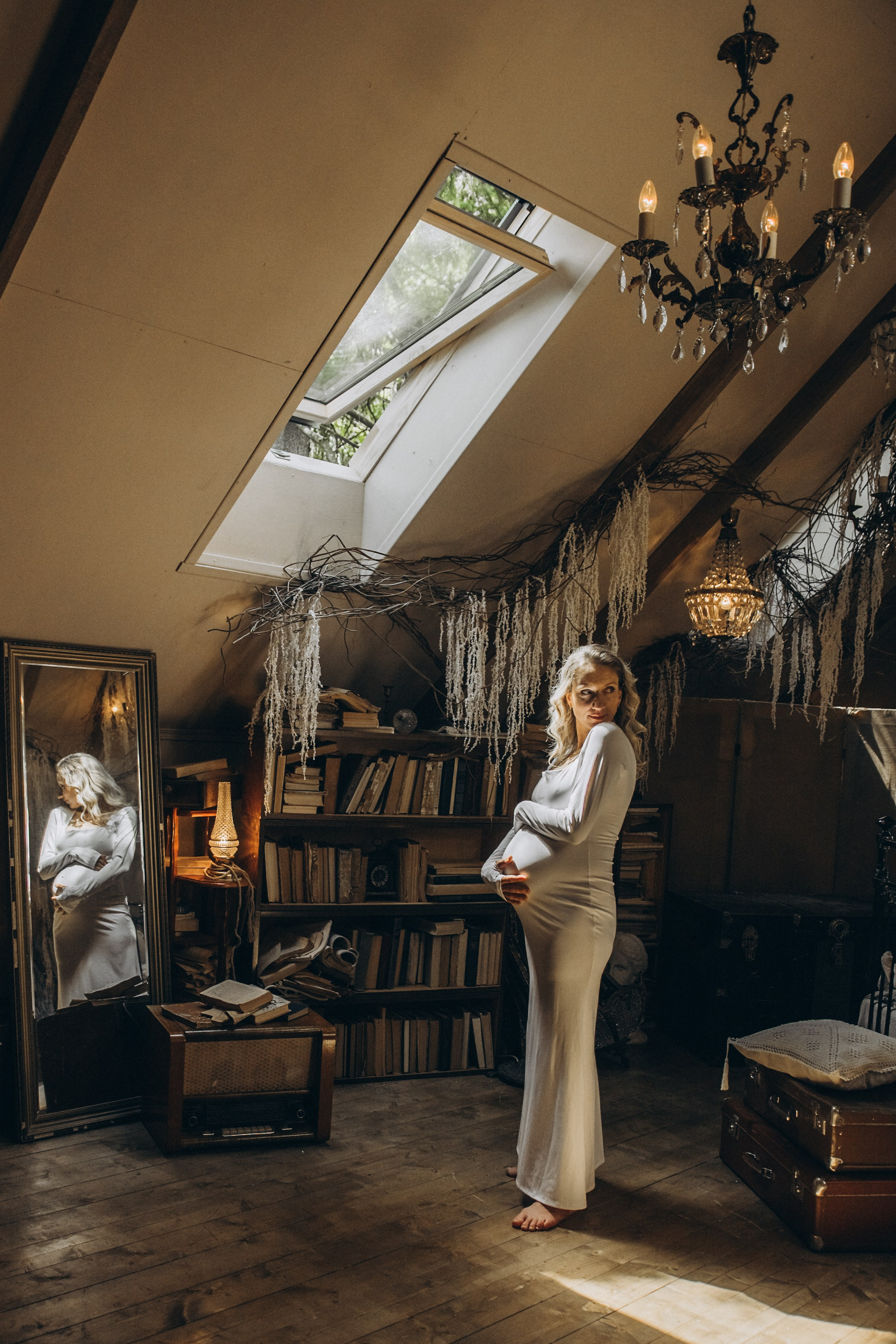 На заброшенном чердаке. Гаврилова Настя семейный фотограф lifestyle в Москве