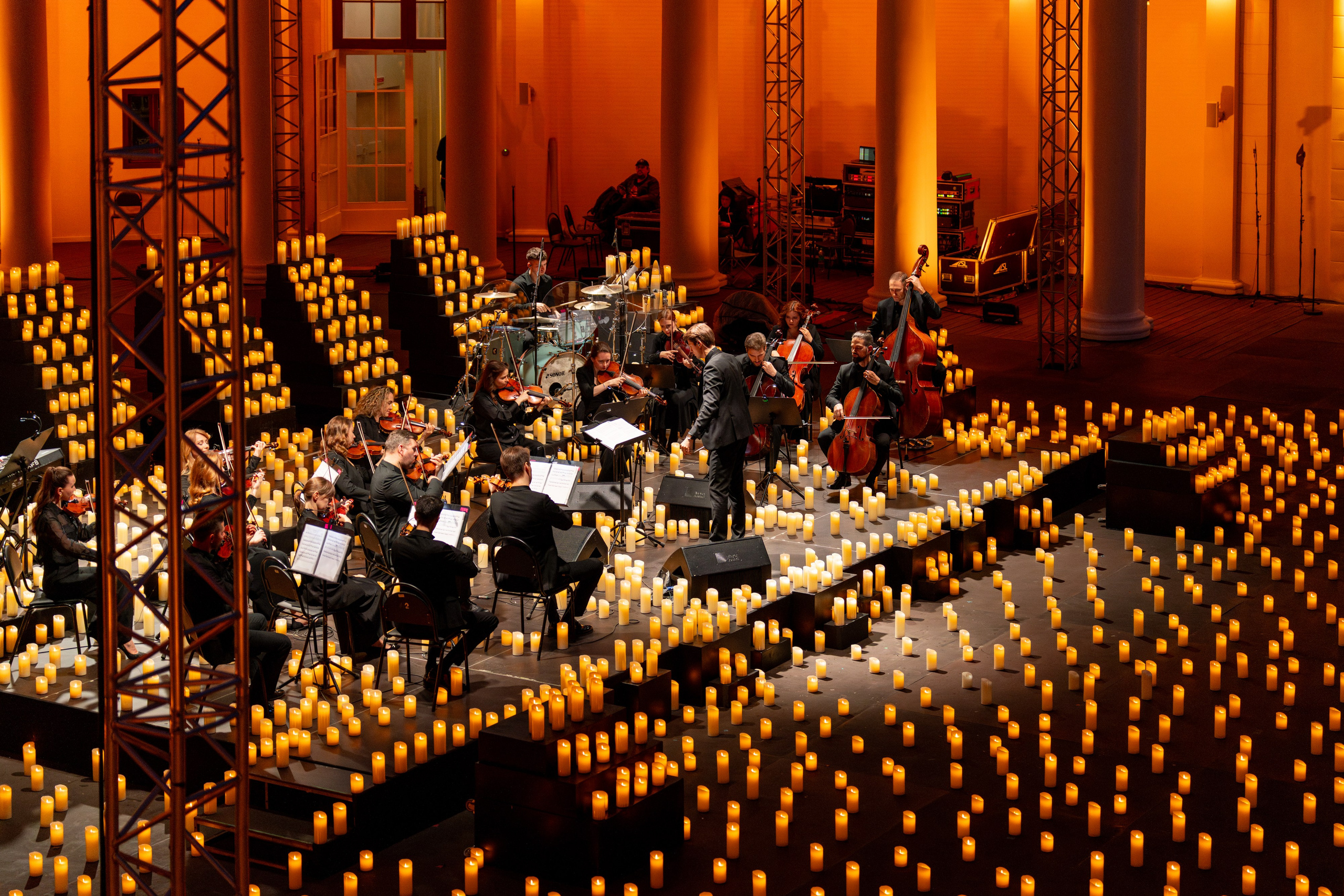 Симфонический оркестр Lumisfera при свечах. Фотограф Никита Комаров