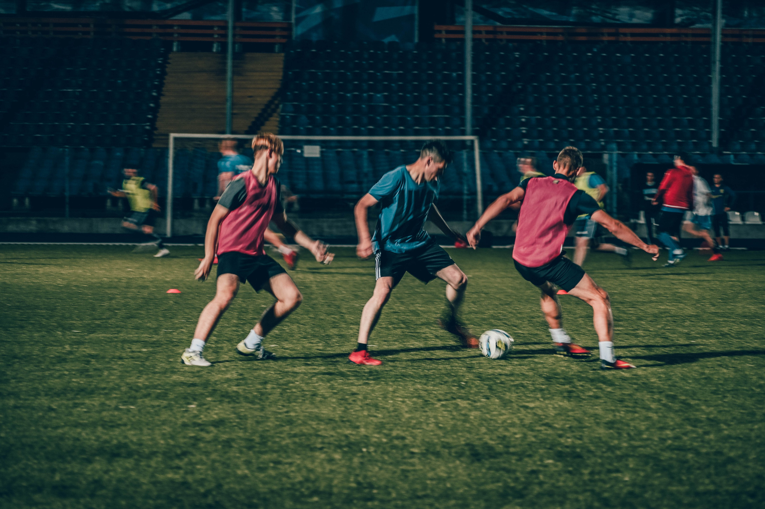 Фотосъёмка футбольной тренировки на стадионе. Фотограф Александр Орымбаев