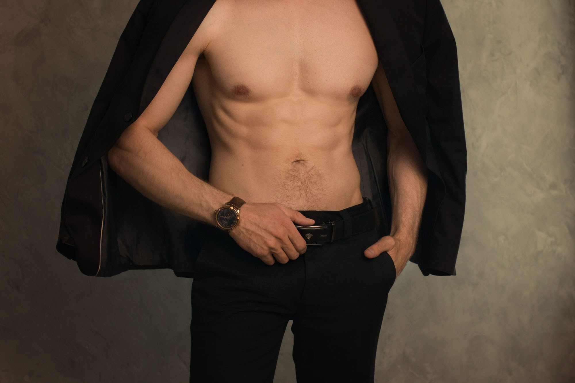 Мужской деловой портрет, услуги фотографа. Мужчина в классическом костюме на голое тело. Фотограф Вера Кудряшова.