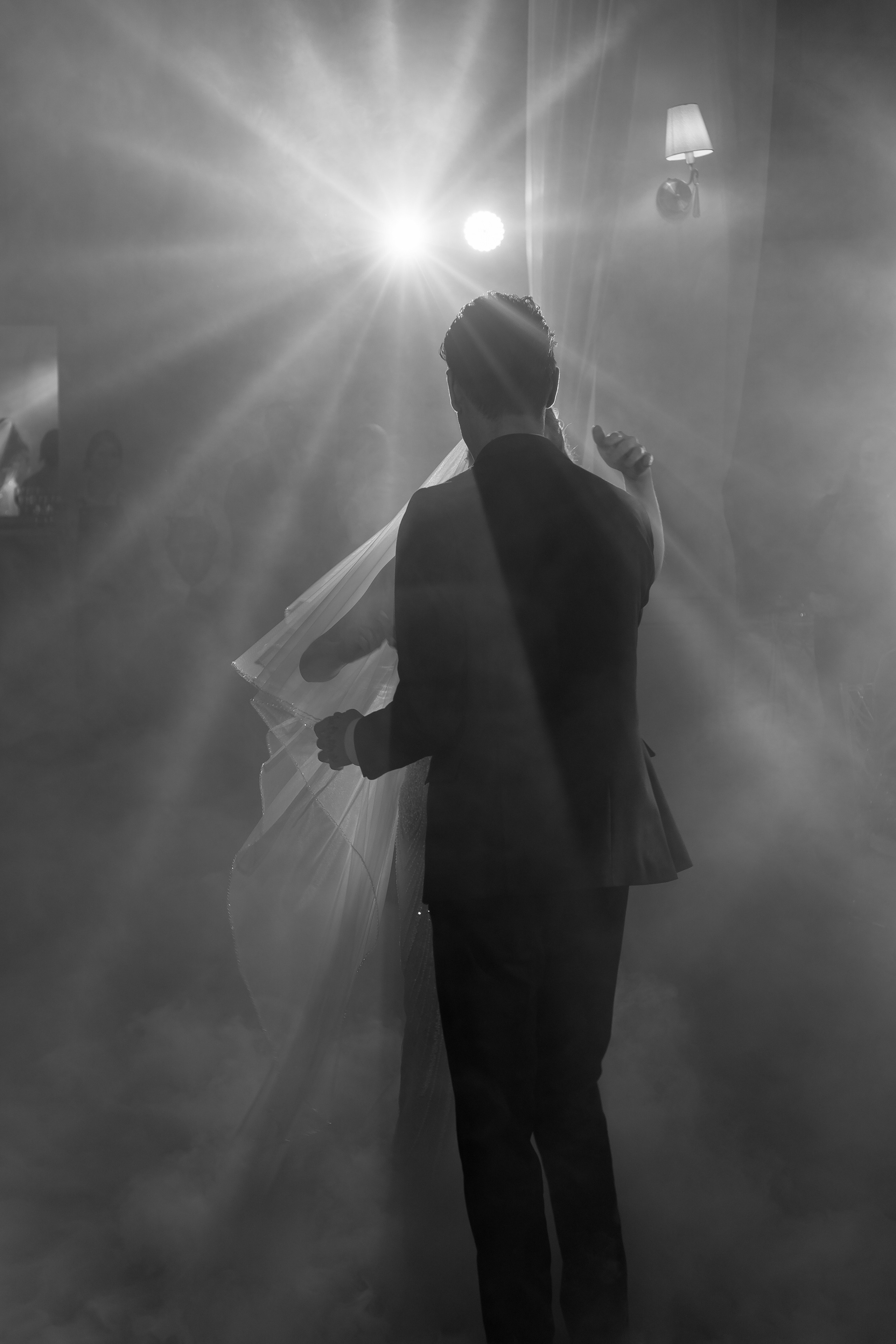 ПЕРВЫЙ ТАНЕЦ МОЛОДЫХ НА БАНКЕТЕ. ТРОГАТЕЛЬНЫЙ МОМЕНТ (СНЯТО В СИБИРЕ В НИЖНЕВАРТОВСКЕ). Профессиональный фотограф, Санкт-Петербург — Виктория Богомолова