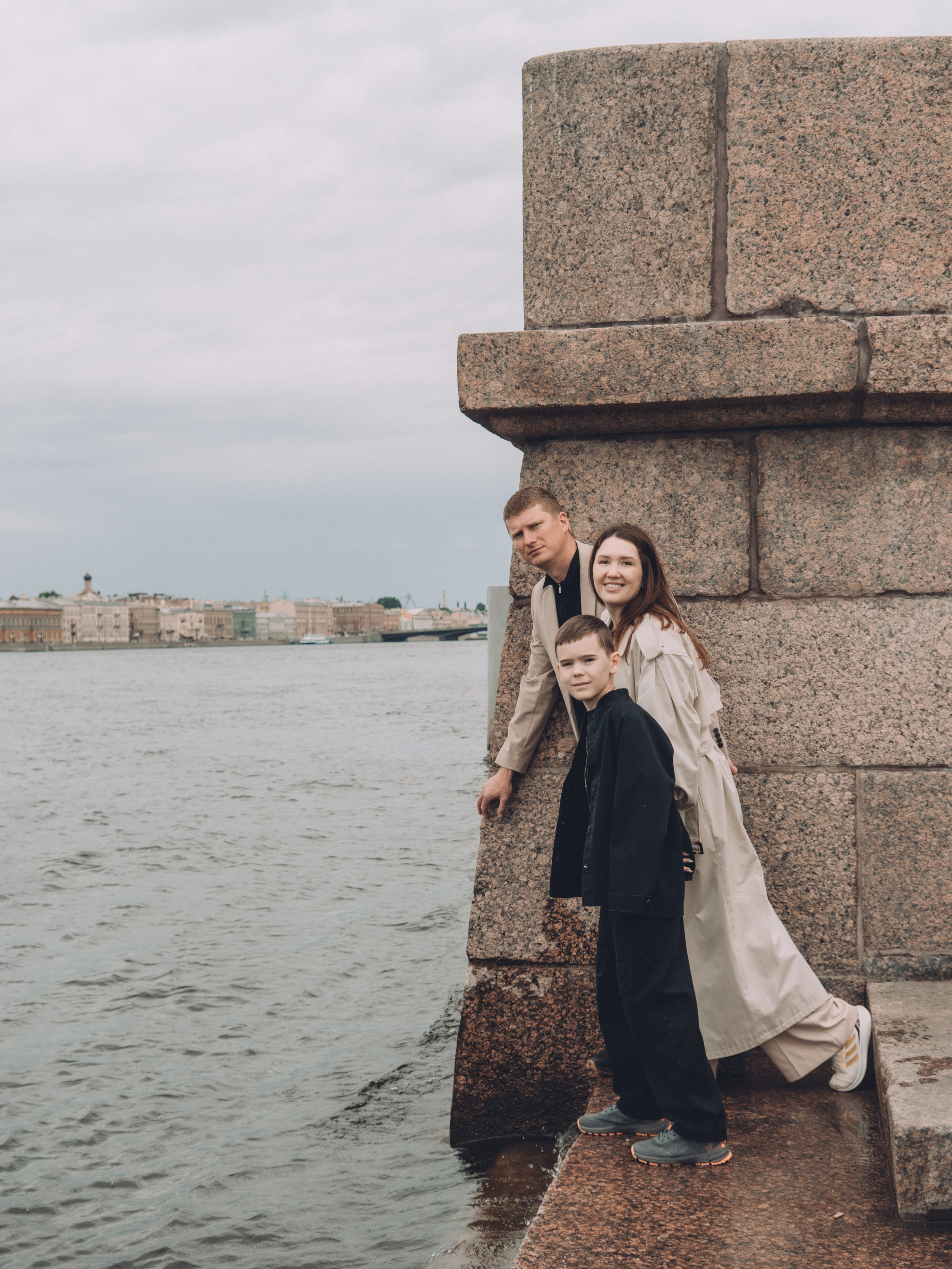 Семейная фотосессия на прогулке по городу Петербургу. Светлана Гопанюк. Портретный фотограф. Санкт-Петербург. СПб