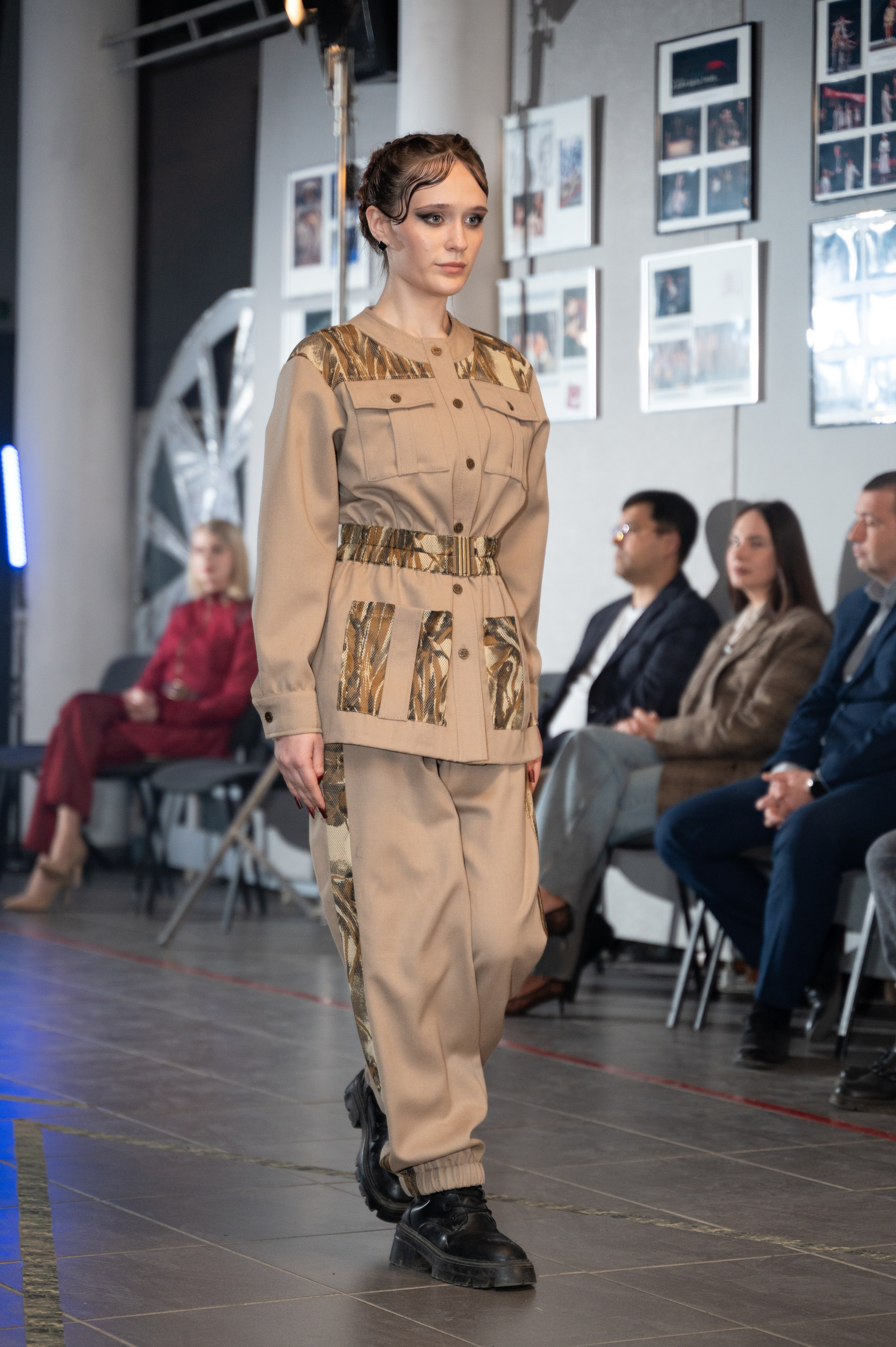 Закрытый показ милитари «Своя трансформация» дизайнера Юлии Бойченко | 24.04.2025. Фотограф в Омске Елизавета Кириллова