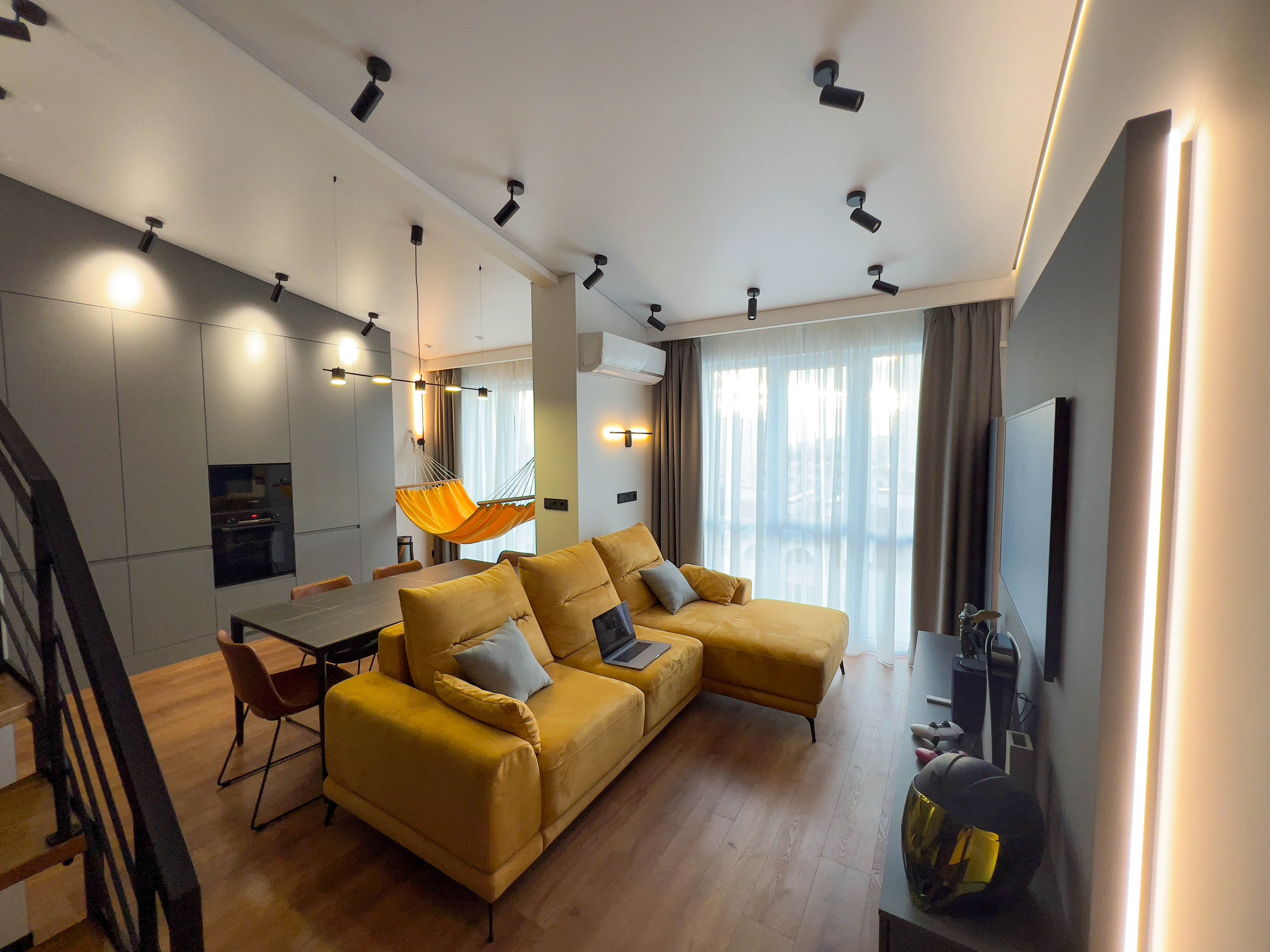 The apartment is on two levels. Fotograf Dmitrii Donets