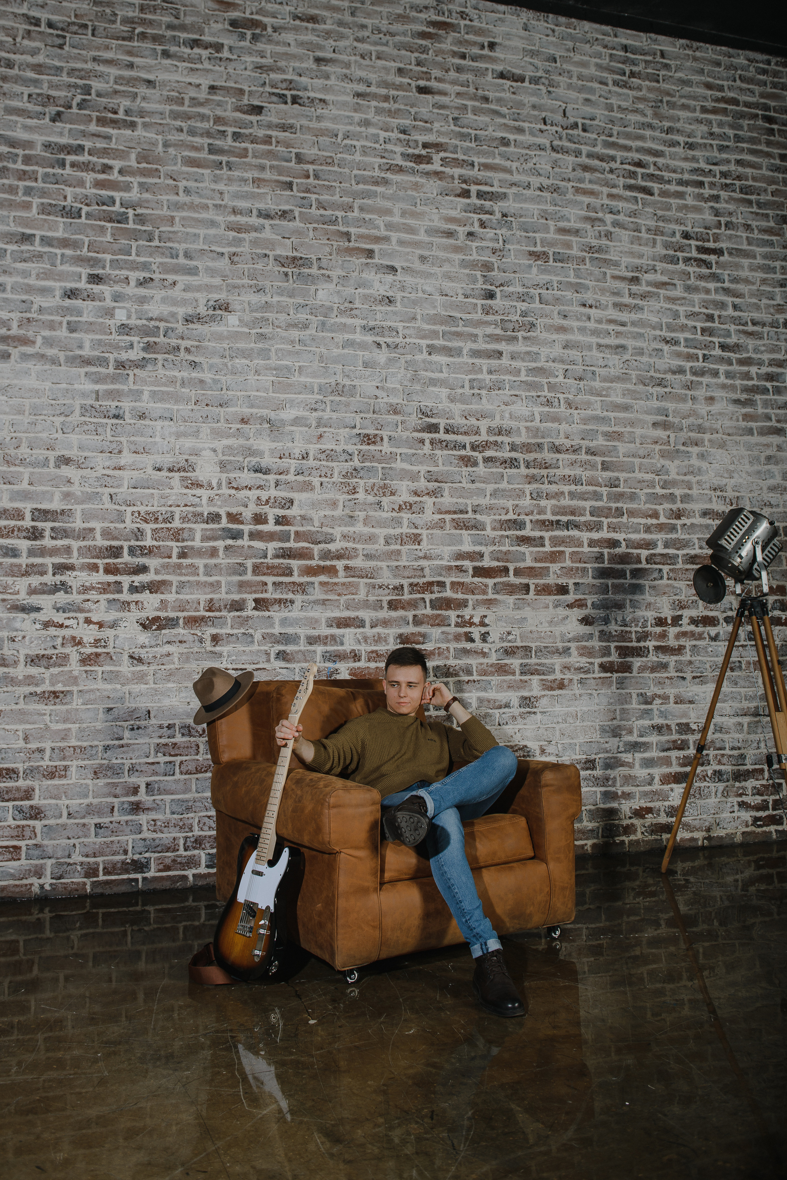 Гитара, игра на гитаре, обучение гитаре, обучение игре на гитаре, осень, осення съемка, контент, съемка для блога, контентная съемка, гитарист, блог гитариста, контентная фотосъемка для гитариста, контент гитариста, фотосессия для гитары, научиться играть на гитаре