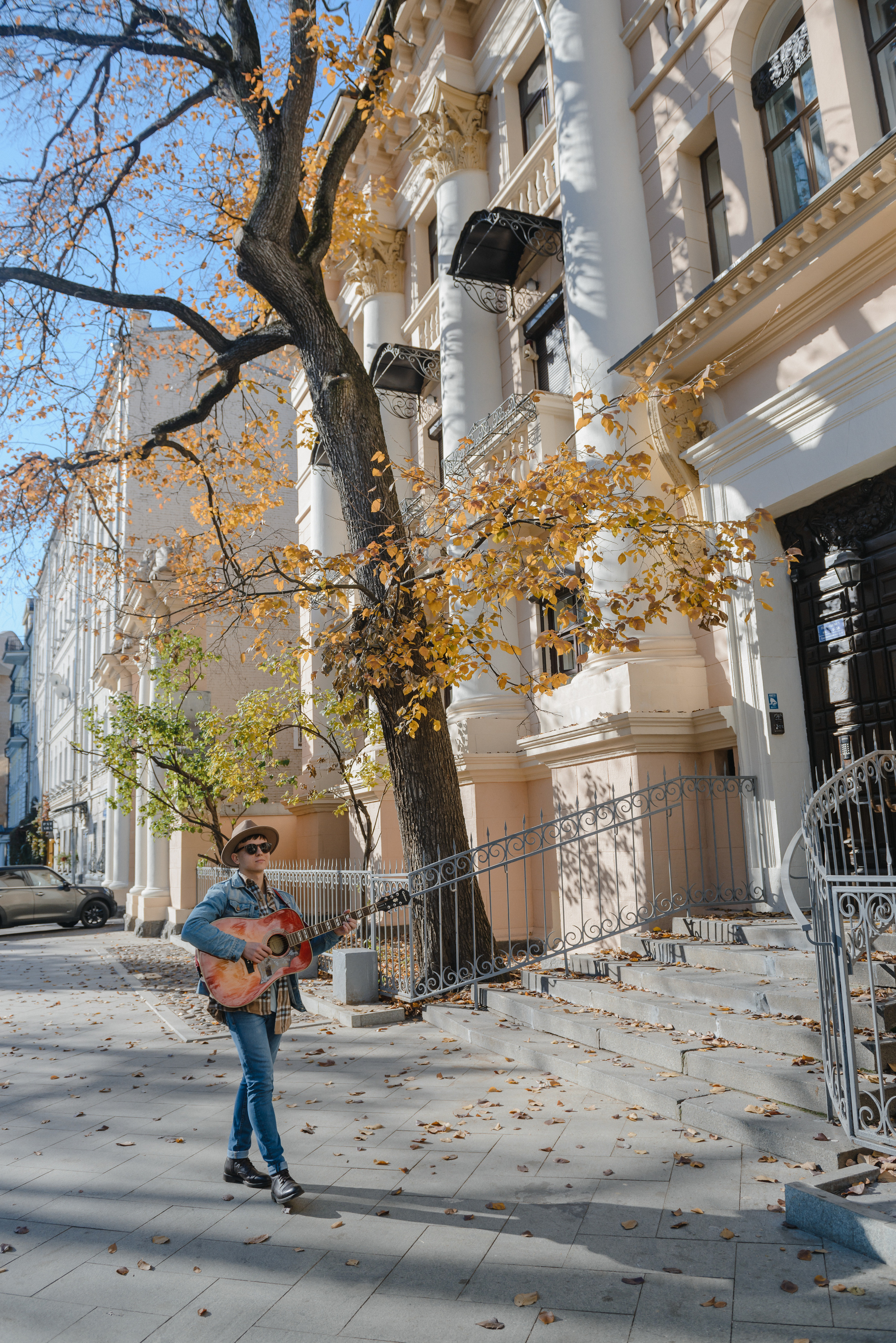 Гитара, игра на гитаре, обучение гитаре, обучение игре на гитаре, осень, осення съемка, контент, съемка для блога, контентная съемка, гитарист, блог гитариста, контентная фотосъемка для гитариста, контент гитариста, фотосессия для гитары, научиться играть на гитаре