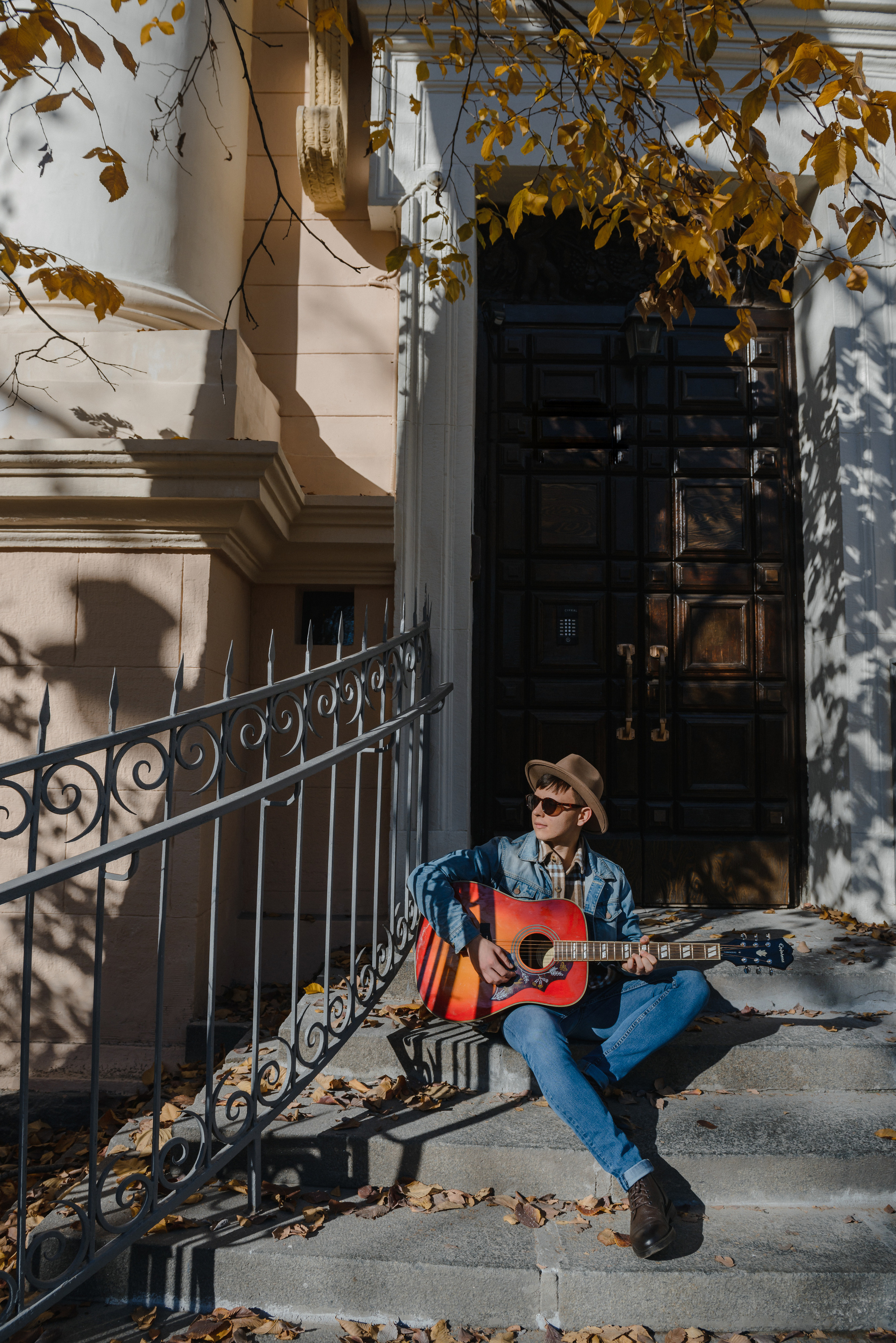 Гитара, игра на гитаре, обучение гитаре, обучение игре на гитаре, осень, осення съемка, контент, съемка для блога, контентная съемка, гитарист, блог гитариста, контентная фотосъемка для гитариста, контент гитариста, фотосессия для гитары, научиться играть на гитаре