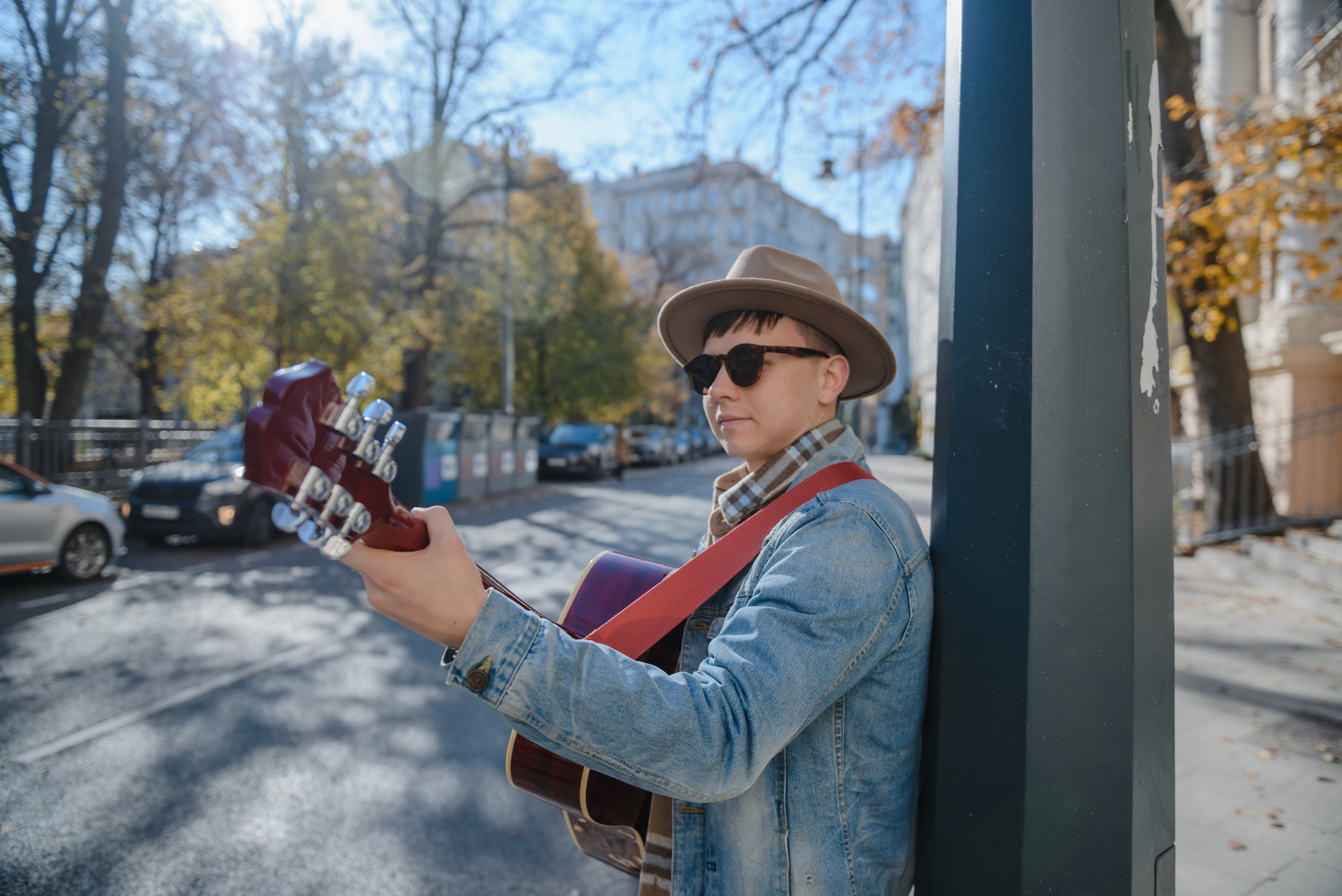 Гитара, игра на гитаре, обучение гитаре, обучение игре на гитаре, осень, осення съемка, контент, съемка для блога, контентная съемка, гитарист, блог гитариста, контентная фотосъемка для гитариста, контент гитариста, фотосессия для гитары, научиться играть на гитаре
