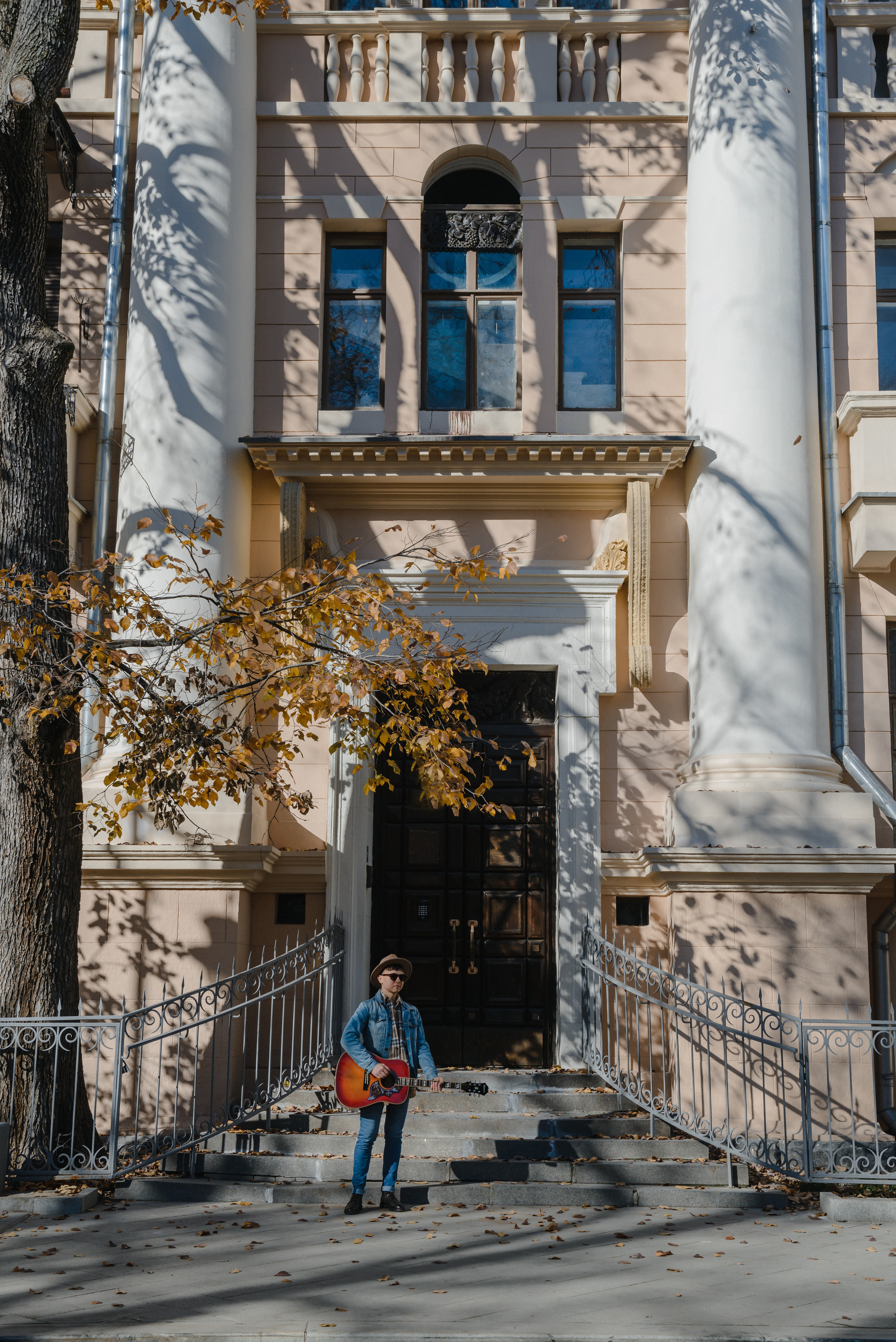 Гитара, игра на гитаре, обучение гитаре, обучение игре на гитаре, осень, осення съемка, контент, съемка для блога, контентная съемка, гитарист, блог гитариста, контентная фотосъемка для гитариста, контент гитариста, фотосессия для гитары, научиться играть на гитаре