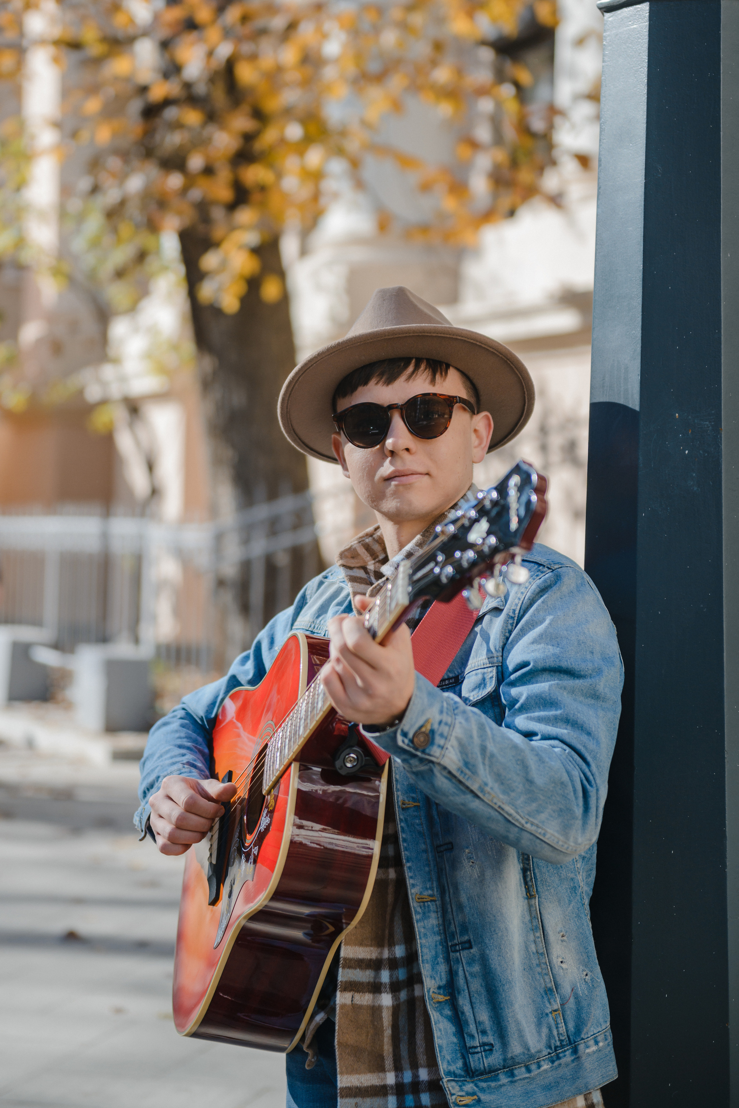Гитара, игра на гитаре, обучение гитаре, обучение игре на гитаре, осень, осення съемка, контент, съемка для блога, контентная съемка, гитарист, блог гитариста, контентная фотосъемка для гитариста, контент гитариста, фотосессия для гитары, научиться играть на гитаре