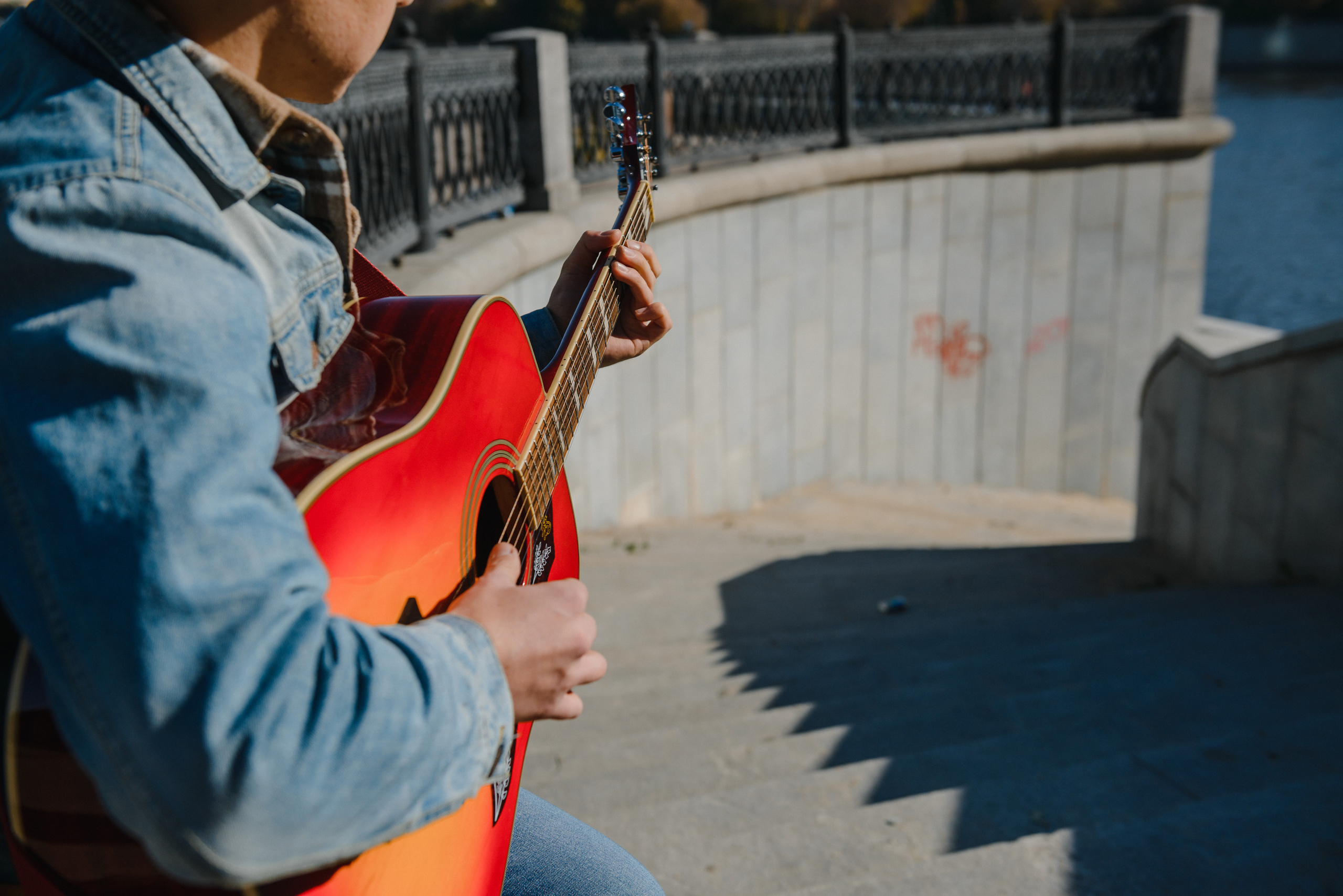 Гитара, игра на гитаре, обучение гитаре, обучение игре на гитаре, осень, осення съемка, контент, съемка для блога, контентная съемка, гитарист, блог гитариста, контентная фотосъемка для гитариста, контент гитариста, фотосессия для гитары, научиться играть на гитаре